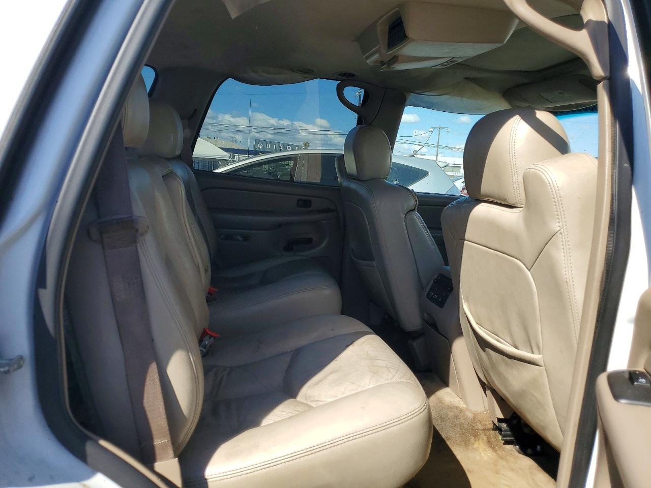 2005 Chevrolet Tahoe White vin: 1GNEC13T85R163692