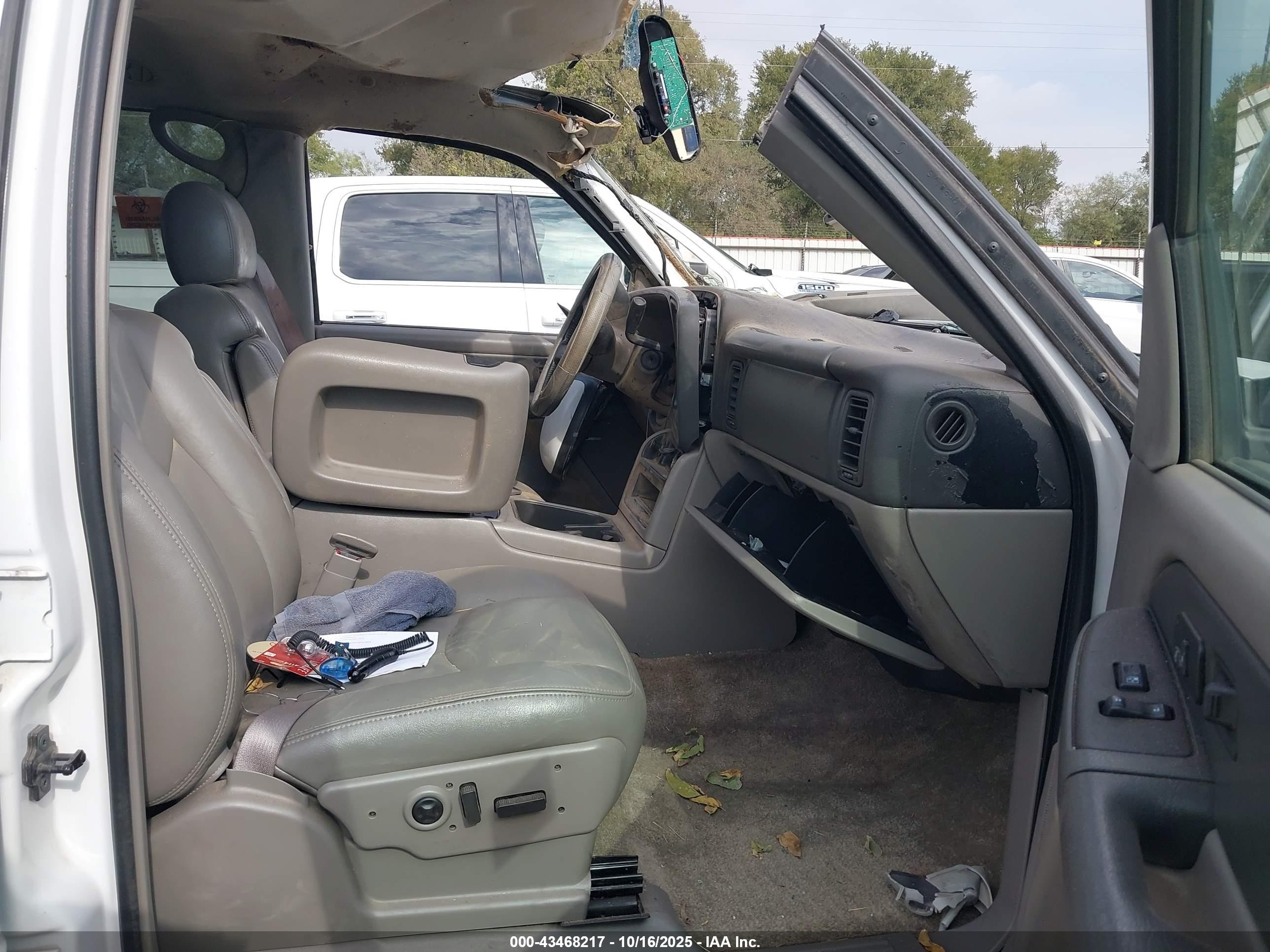 2003 Chevrolet Tahoe Lt Белый vin: 1GNEC13T93R278220