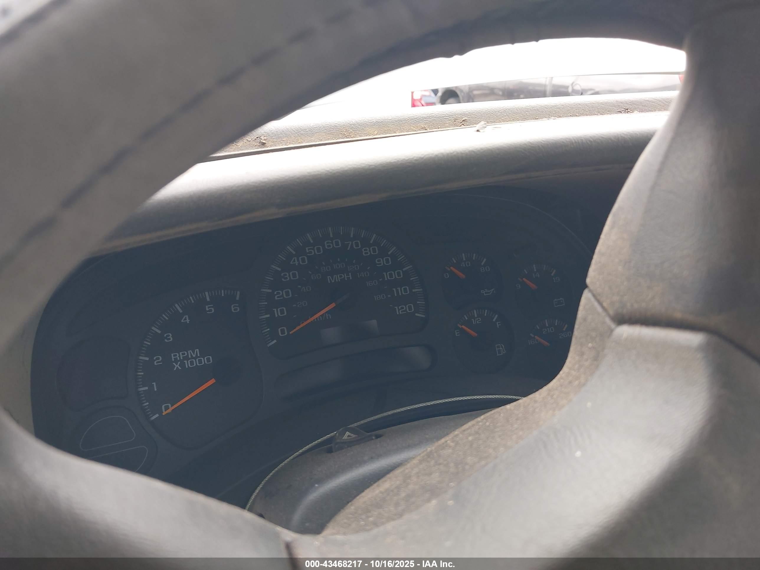 2003 Chevrolet Tahoe Lt Белый vin: 1GNEC13T93R278220