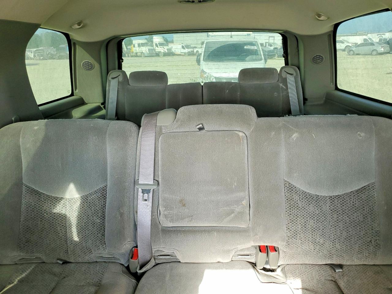 2005 Chevrolet Tahoe C1500 Gray vin: 1GNEC13T95R261887