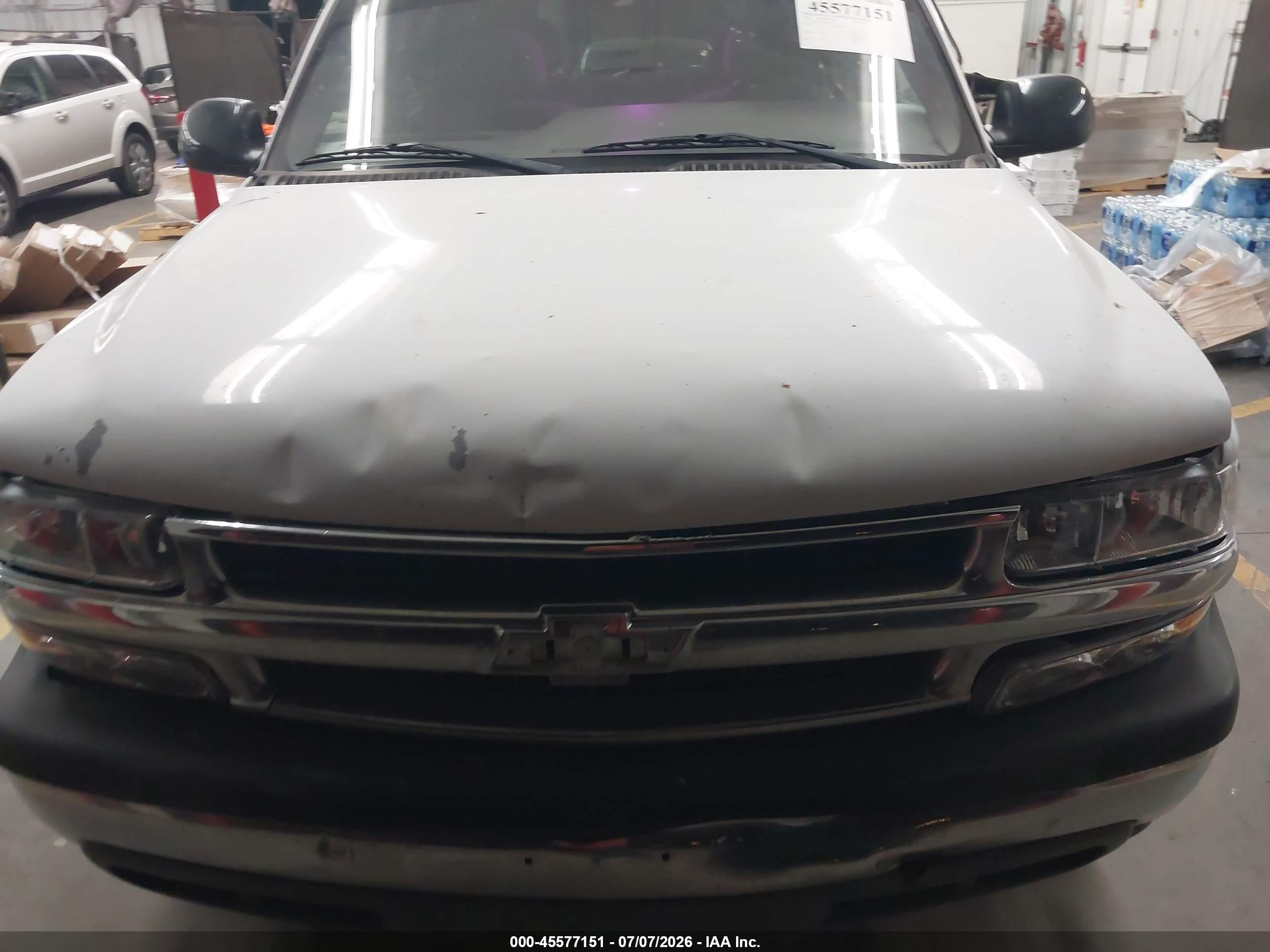 2001 Chevrolet Tahoe Ls White vin: 1GNEC13TX1R227516