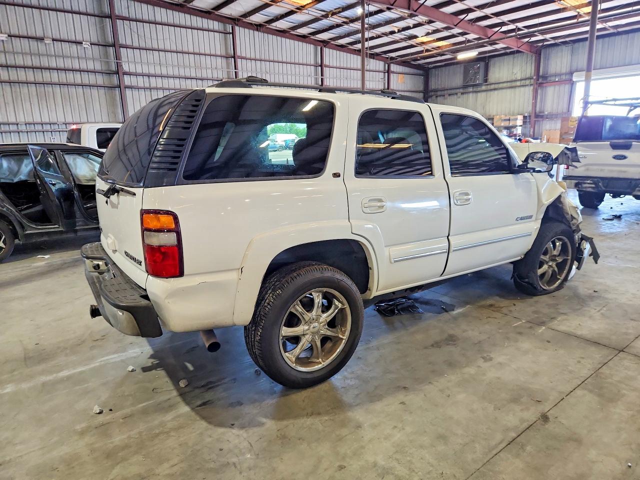2002 Chevrolet Tahoe C1500 Белый vin: 1GNEC13TX2R252210