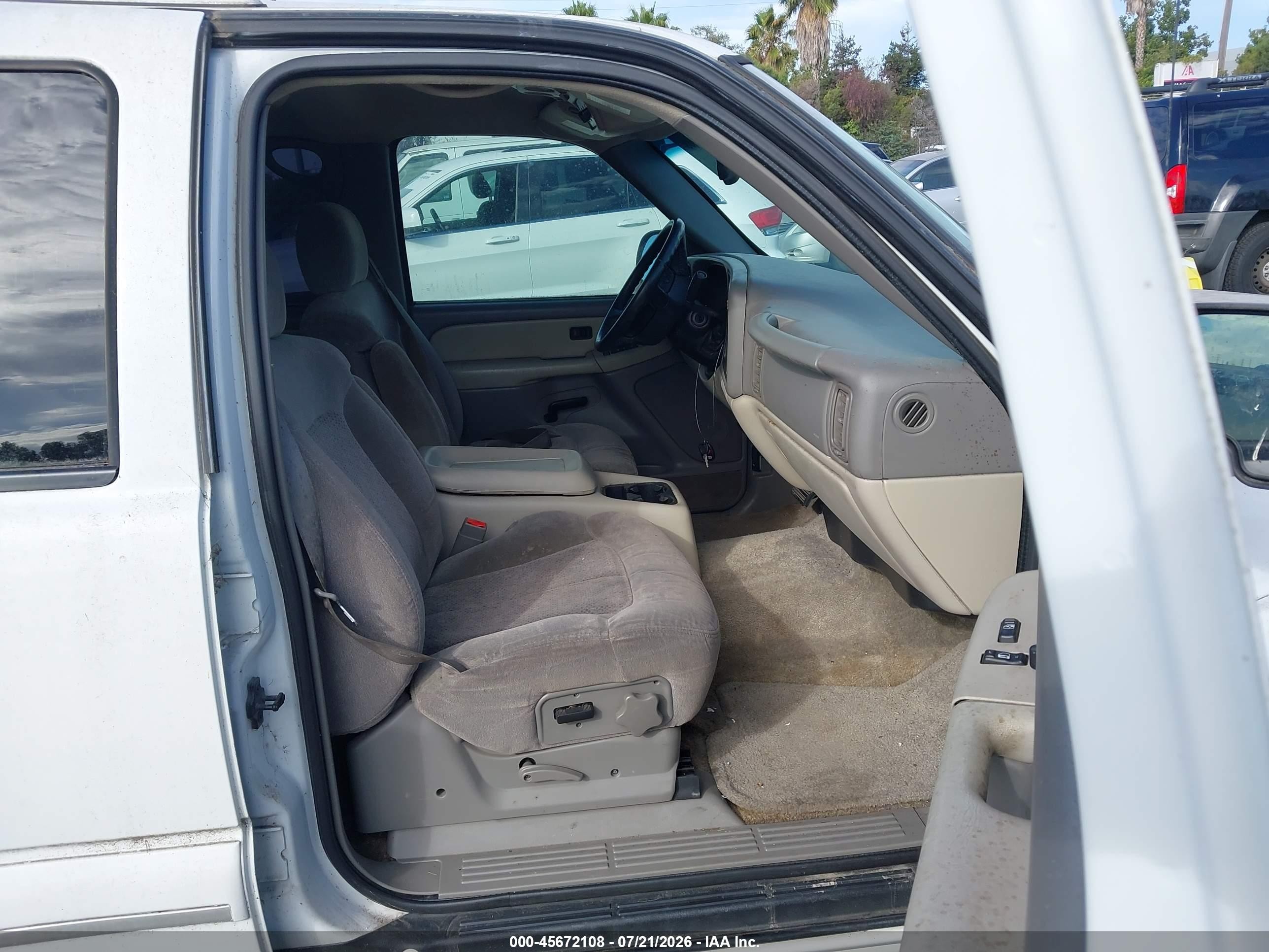 2002 Chevrolet Tahoe Ls White vin: 1GNEC13V02J335340