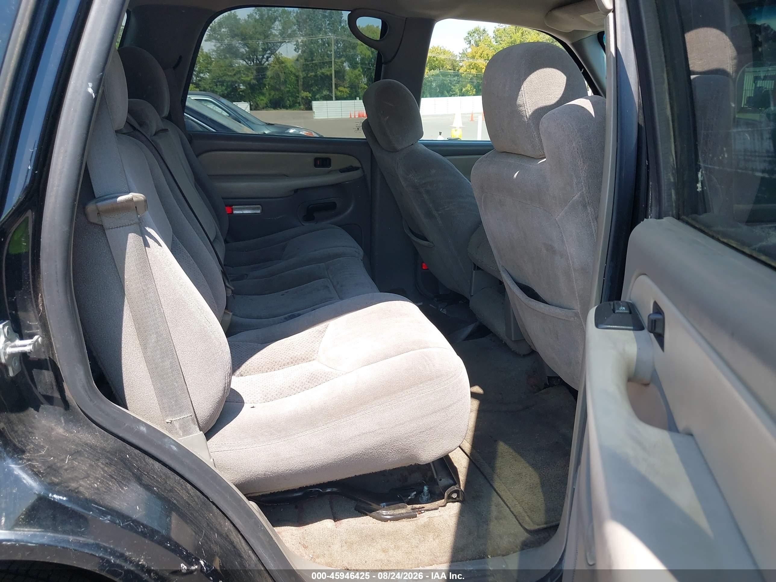 2004 Chevrolet Tahoe Ls Black vin: 1GNEC13V24J327873