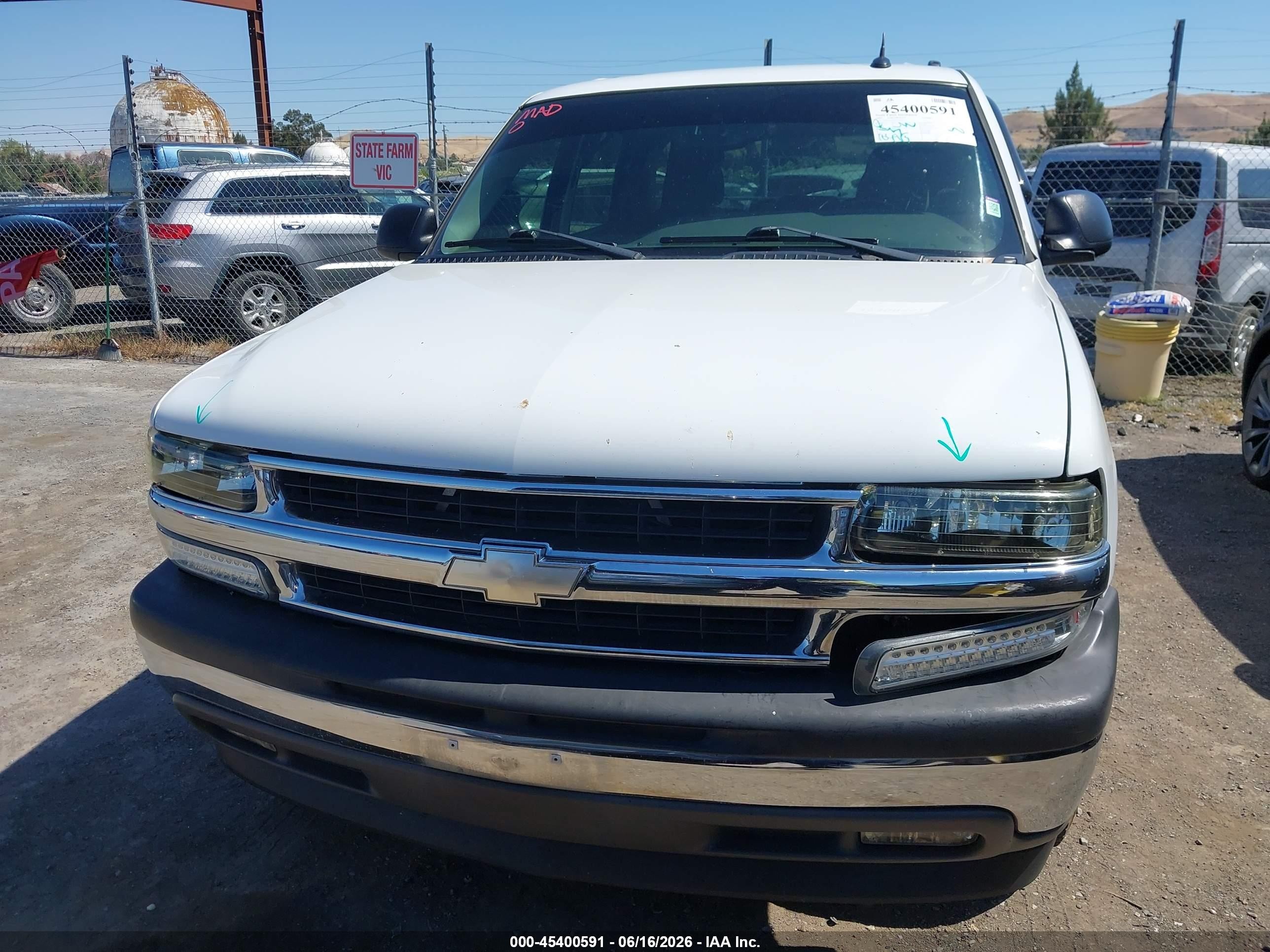 2005 Chevrolet Tahoe Ls White vin: 1GNEC13V45J243281