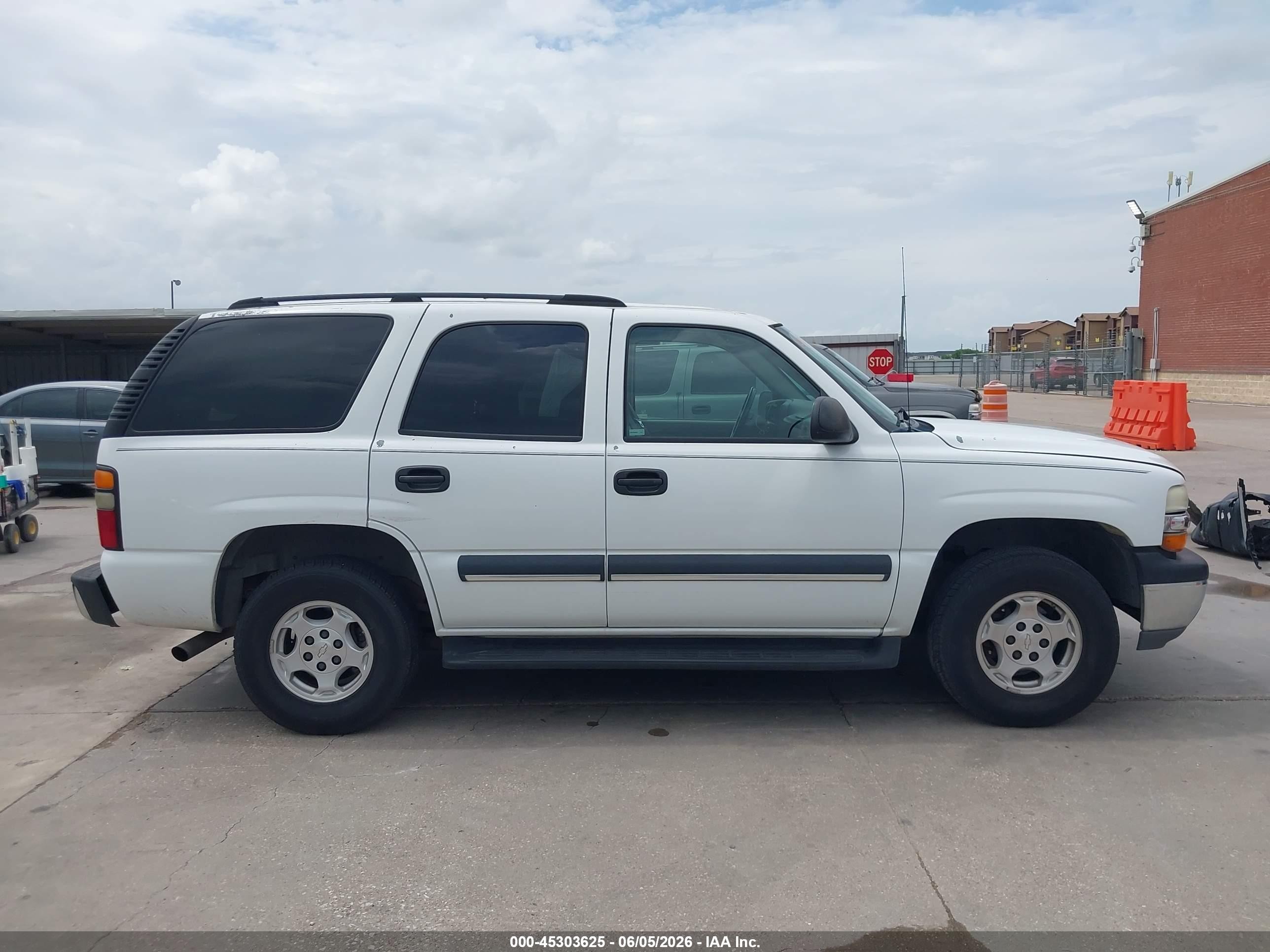 2004 Chevrolet Tahoe Ls White vin: 1GNEC13V64J169814