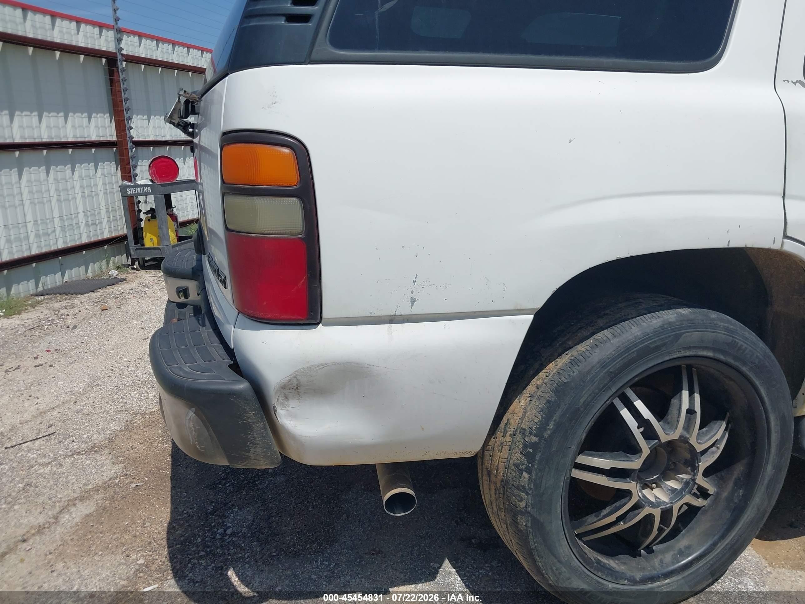 2004 Chevrolet Tahoe Ls White vin: 1GNEC13V64R298847