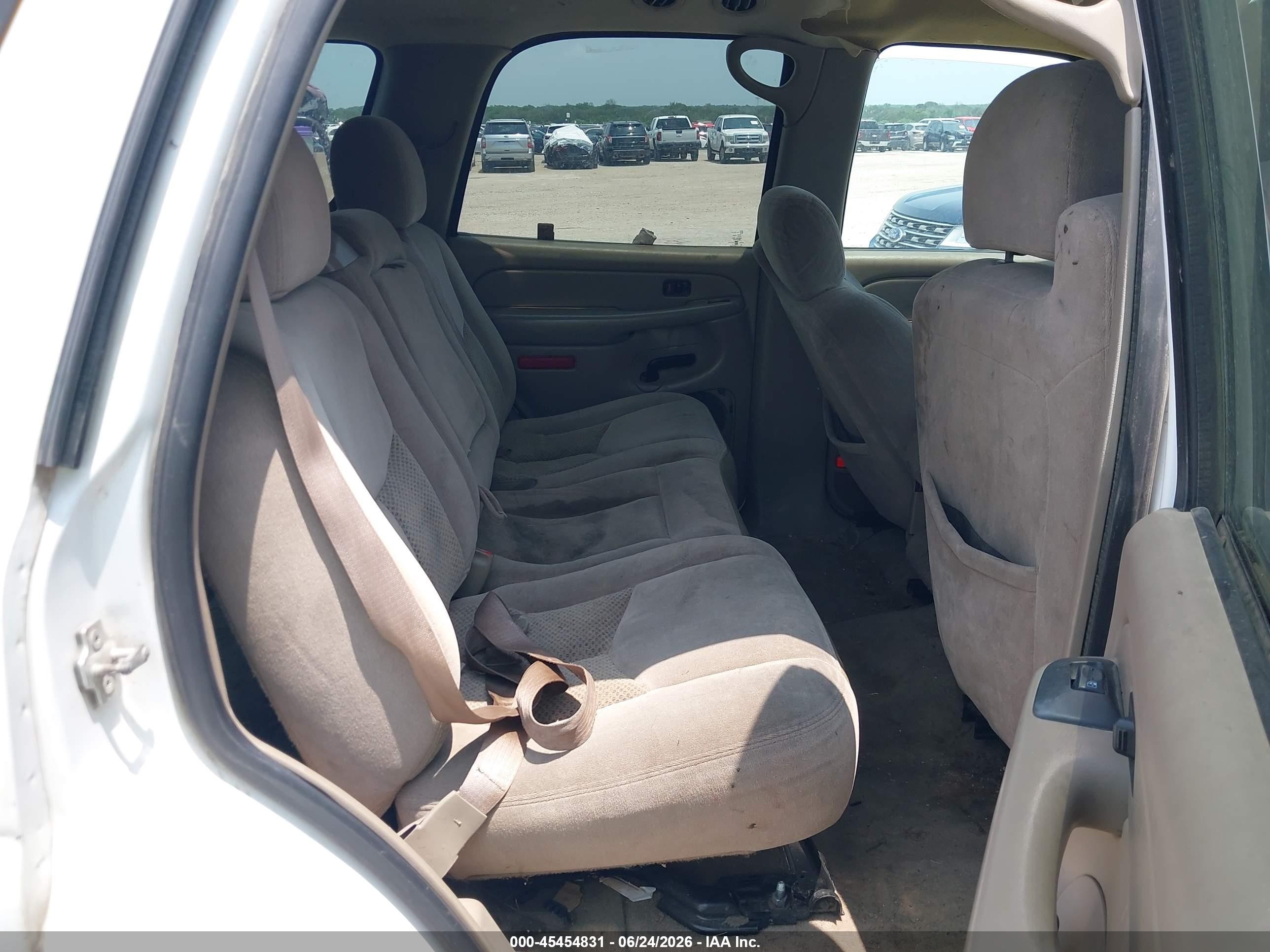 2004 Chevrolet Tahoe Ls White vin: 1GNEC13V64R298847