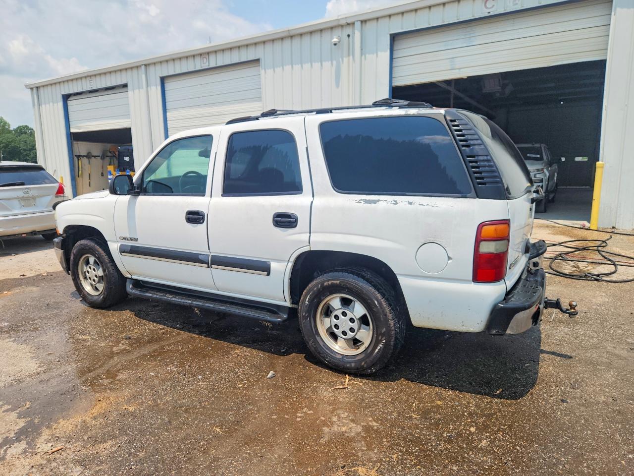 2003 Chevrolet Tahoe C1500 White vin: 1GNEC13V83J340013