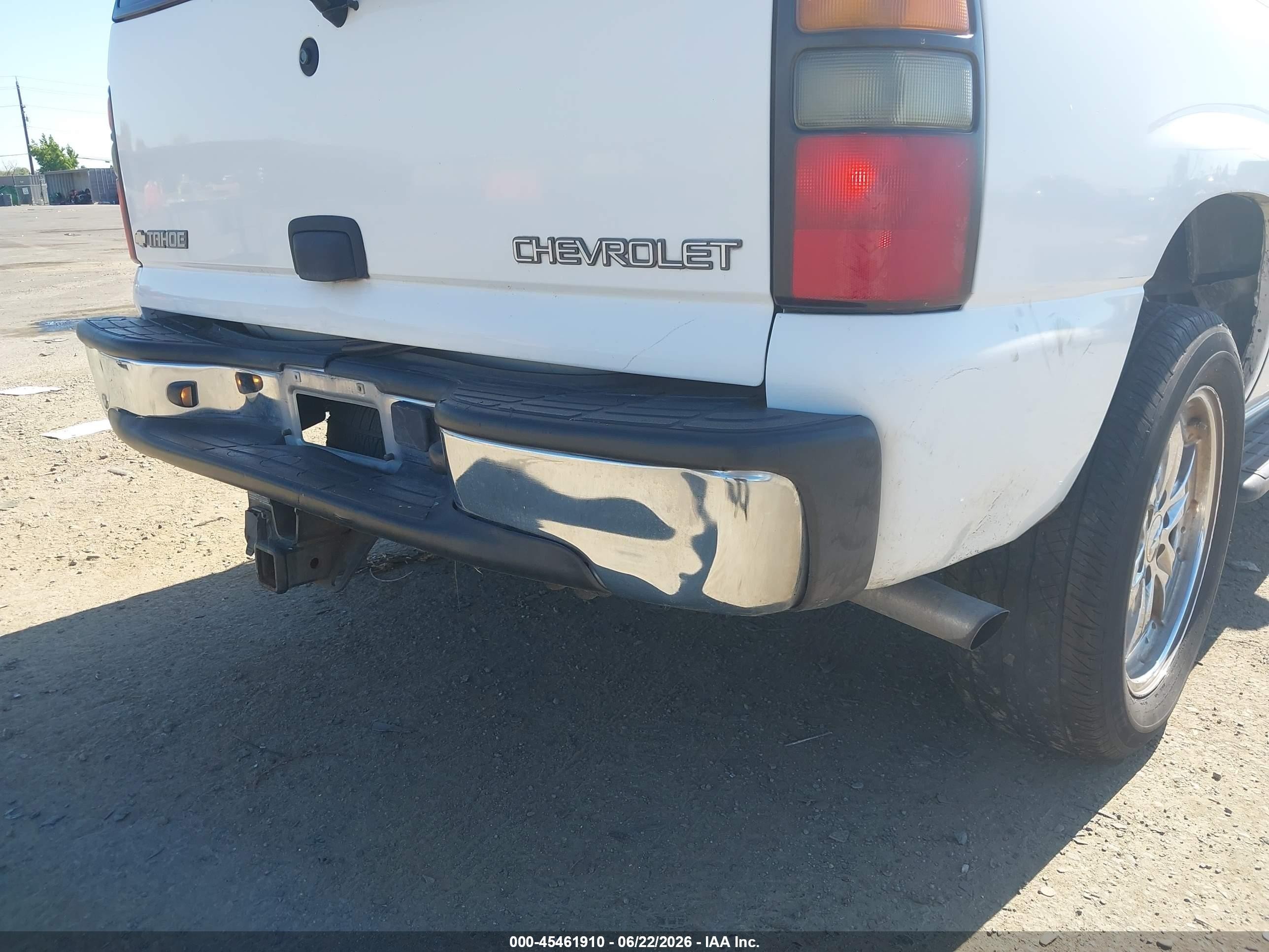 2005 Chevrolet Tahoe Ls White vin: 1GNEC13V85R176234