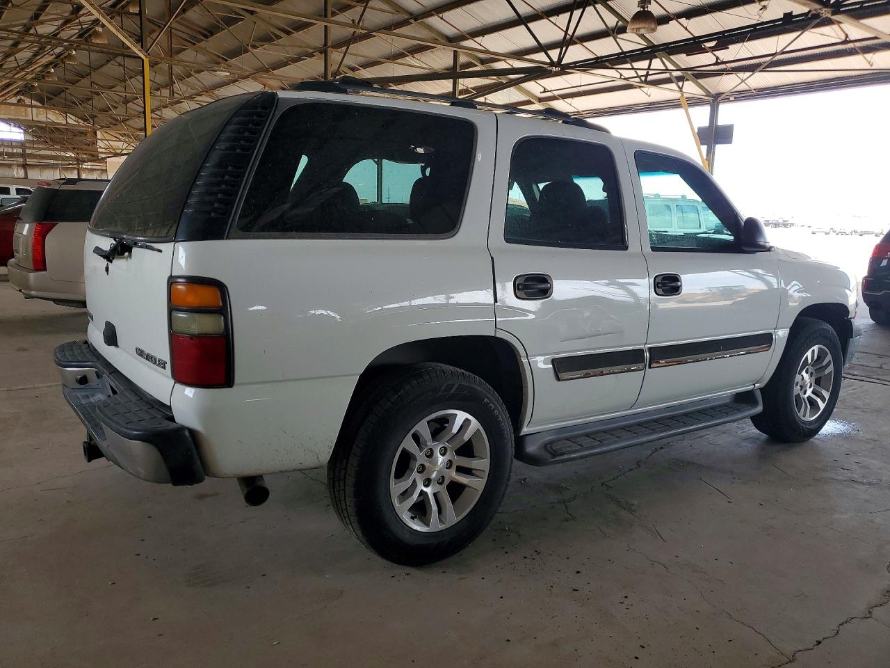 2004 Chevrolet Tahoe C1500 Белый vin: 1GNEC13V94J108330