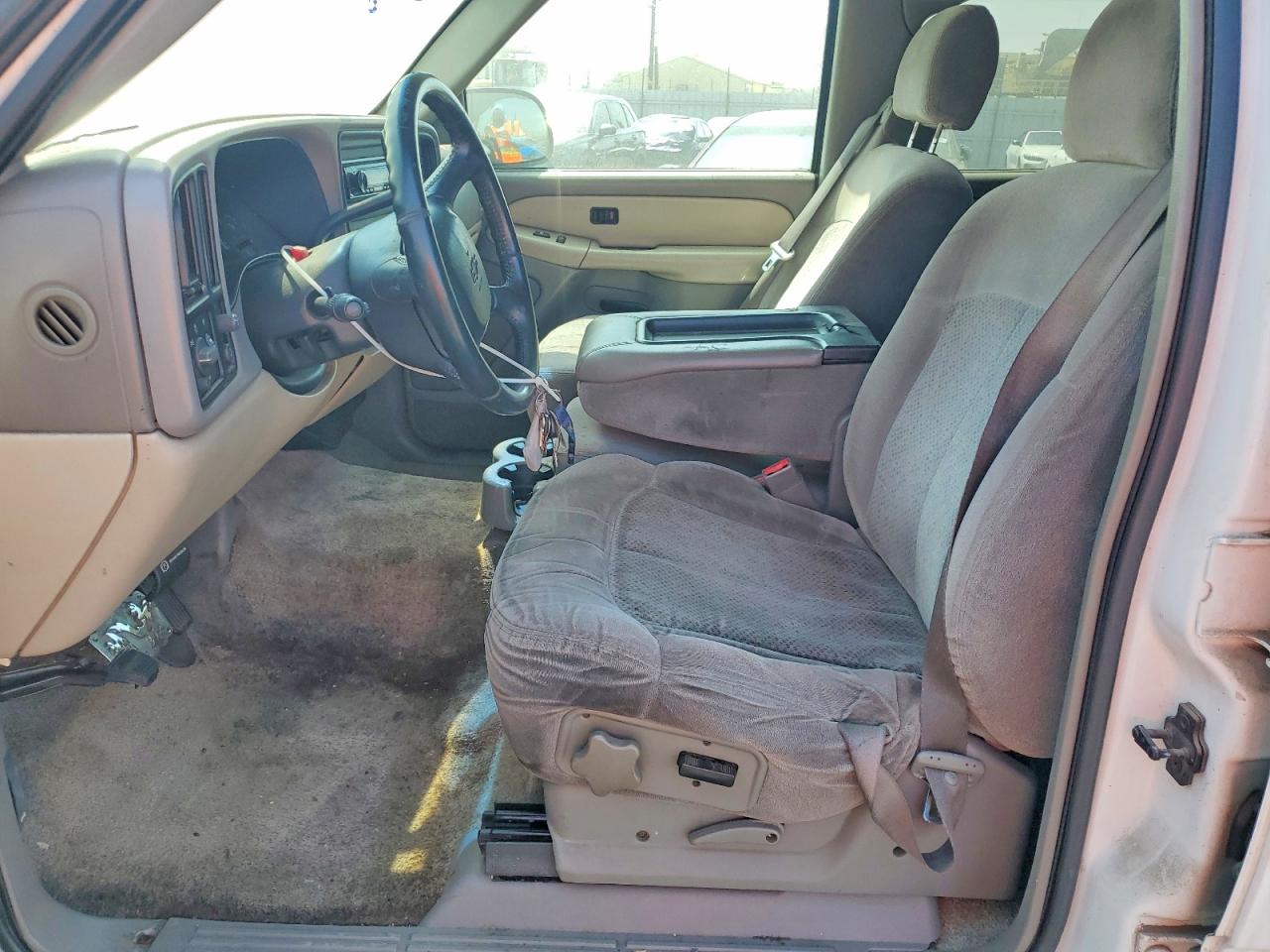 2002 Chevrolet Tahoe C1500 White vin: 1GNEC13VX2R246666
