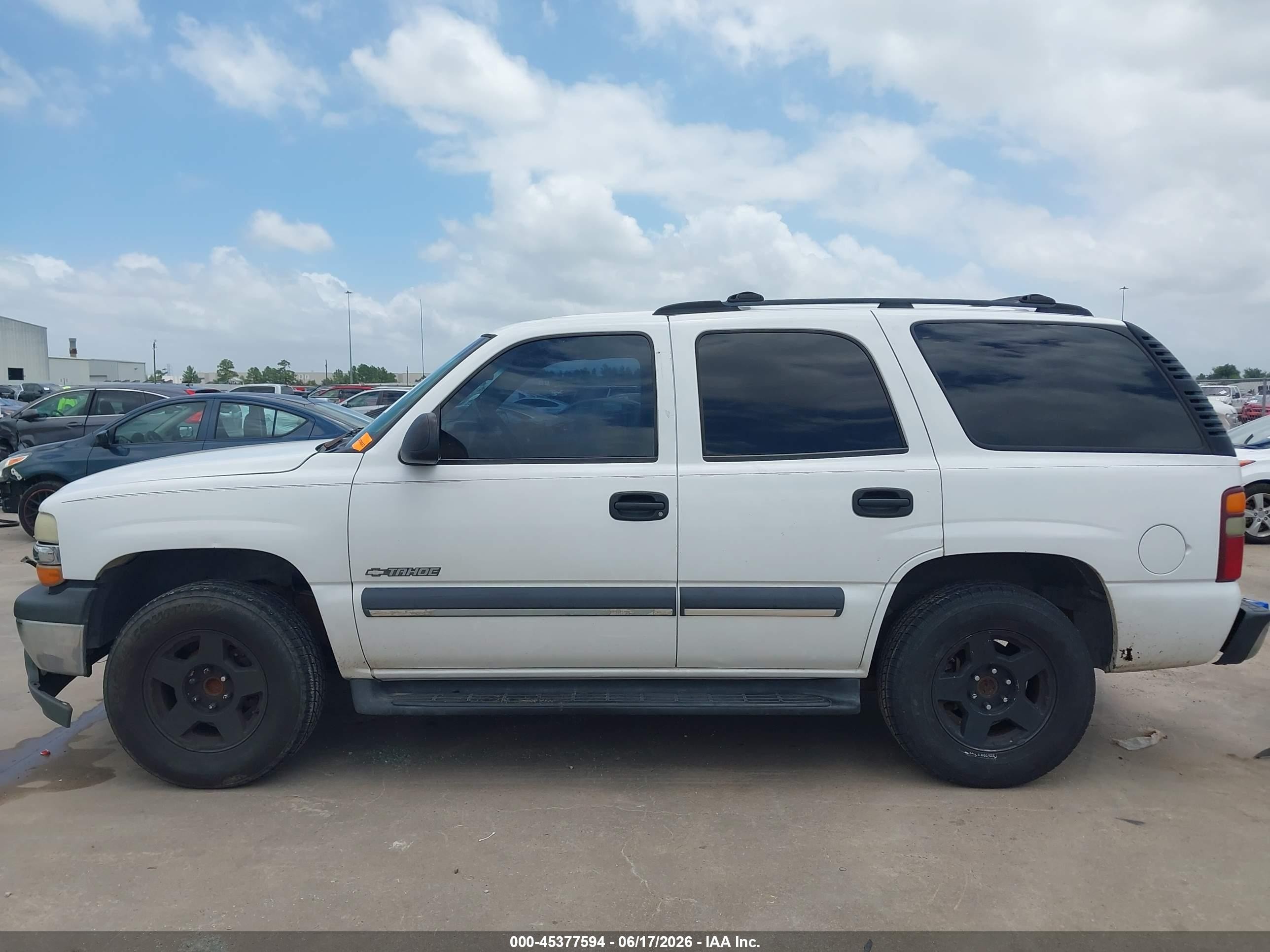 2002 Chevrolet Tahoe Ls White vin: 1GNEC13VX2R317395