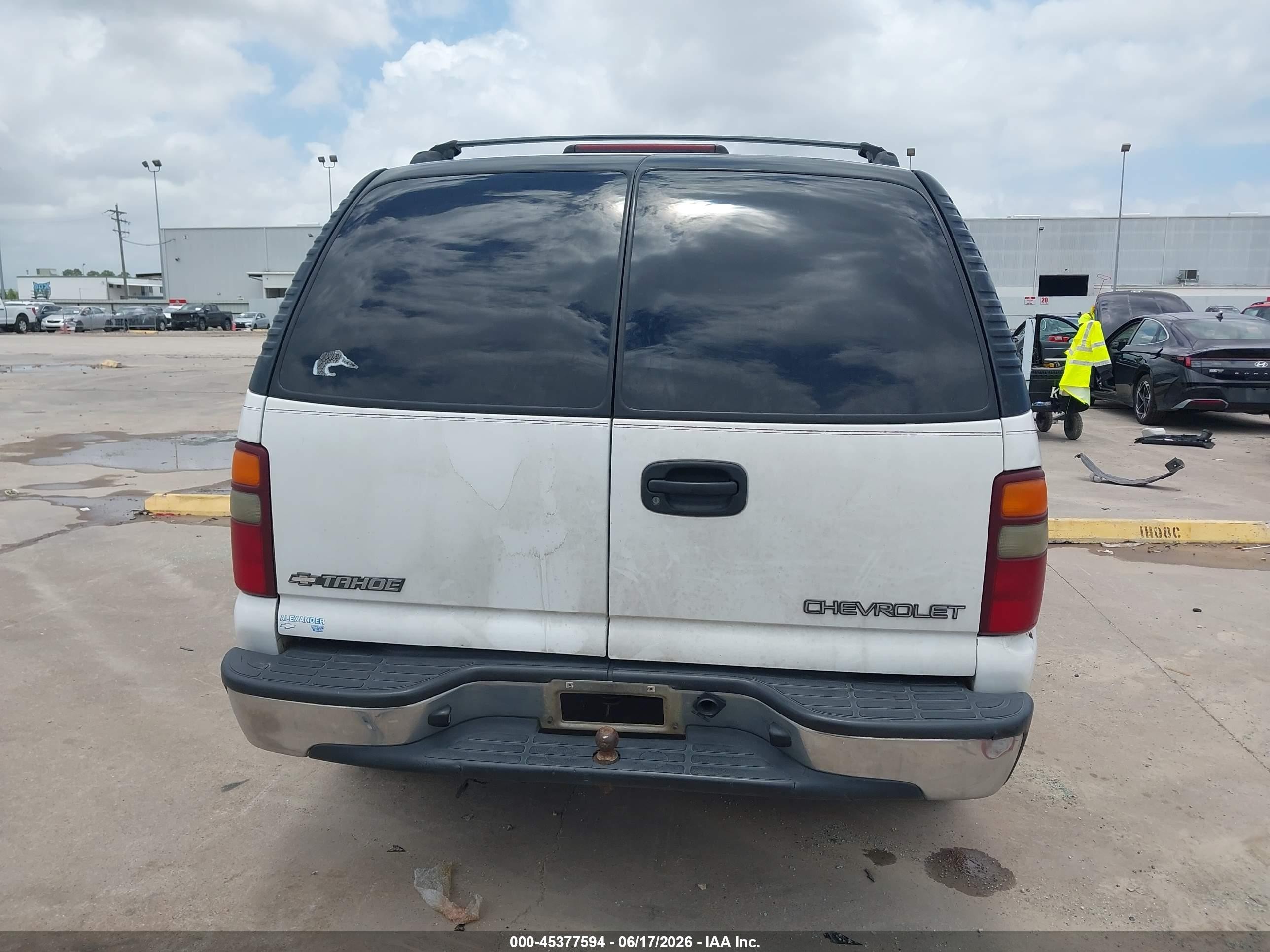 2002 Chevrolet Tahoe Ls White vin: 1GNEC13VX2R317395
