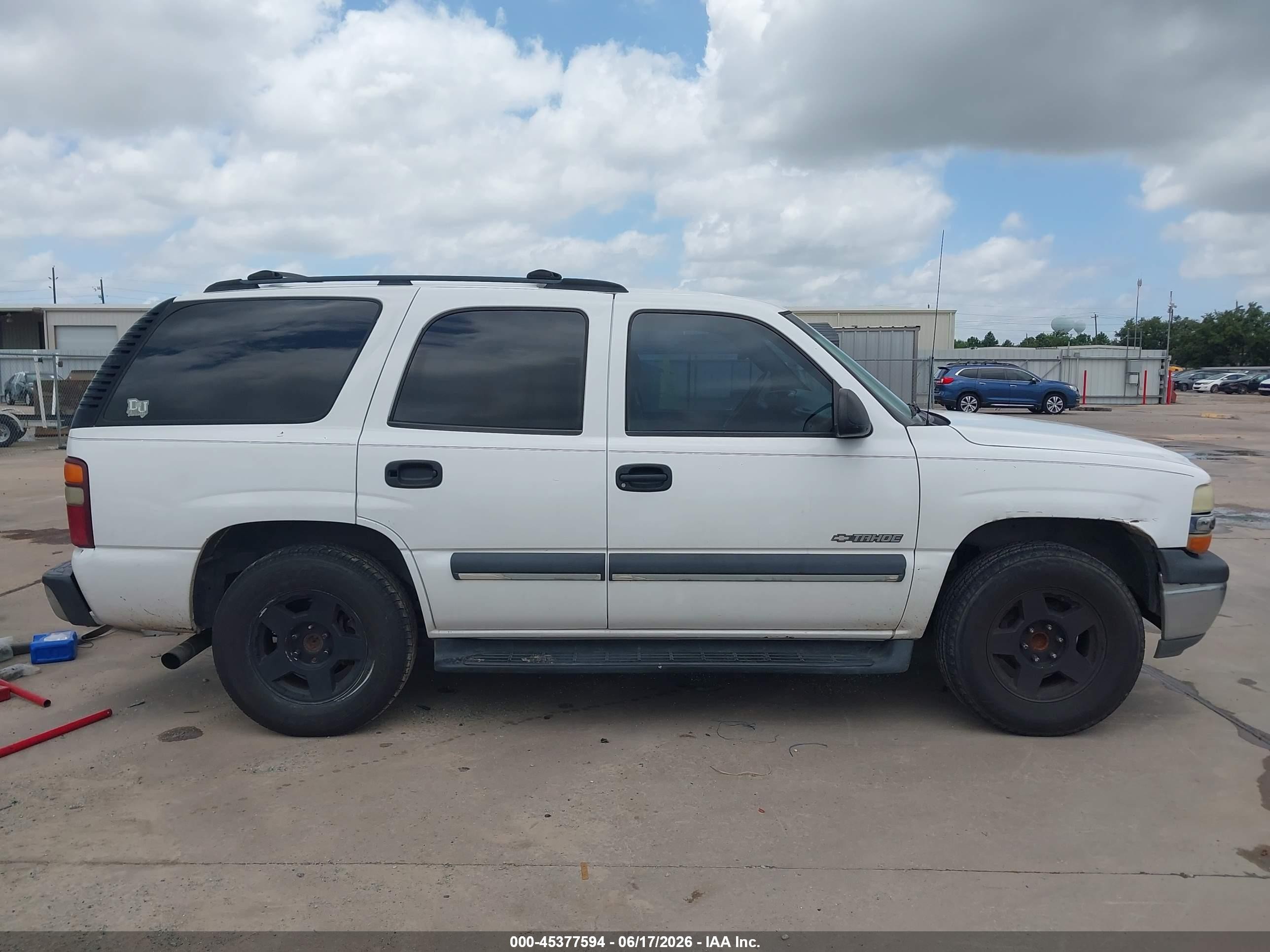 2002 Chevrolet Tahoe Ls White vin: 1GNEC13VX2R317395