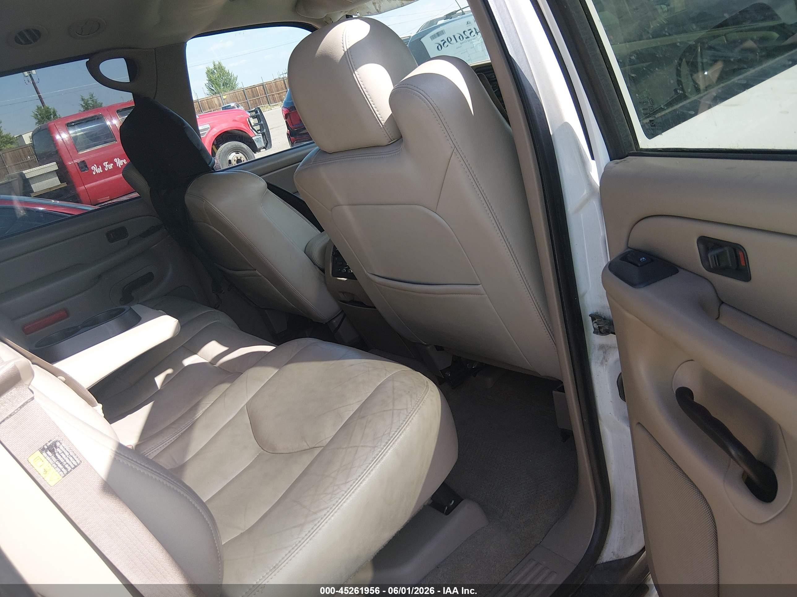 2004 Chevrolet Tahoe Lt Белый vin: 1GNEC13Z04R207199