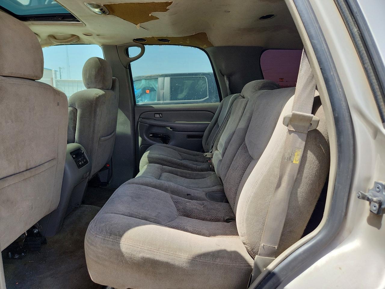 2004 Chevrolet Tahoe Gold vin: 1GNEC13Z14R106804