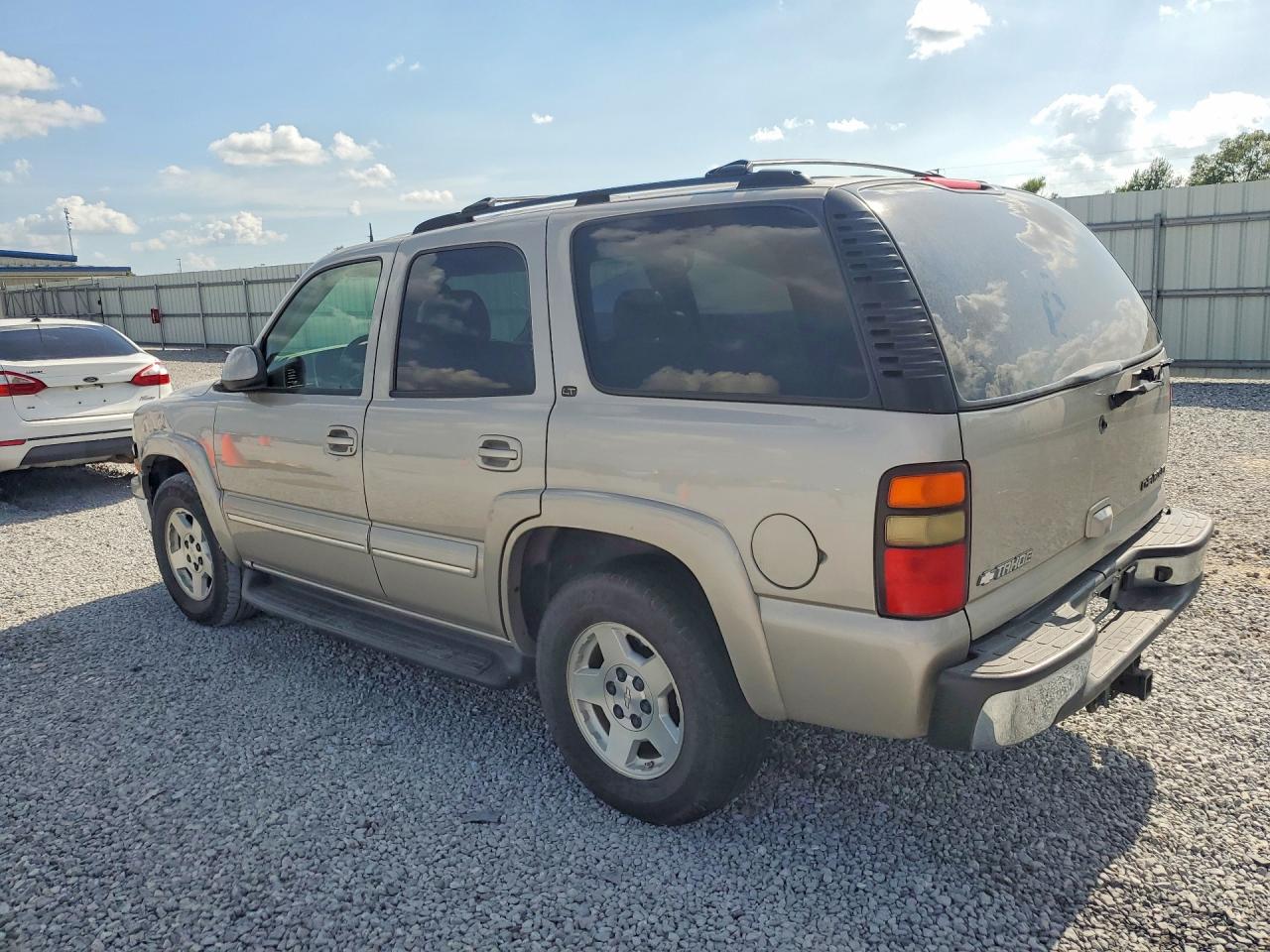 2004 Chevrolet Tahoe C1500 Золотой vin: 1GNEC13Z14R179378