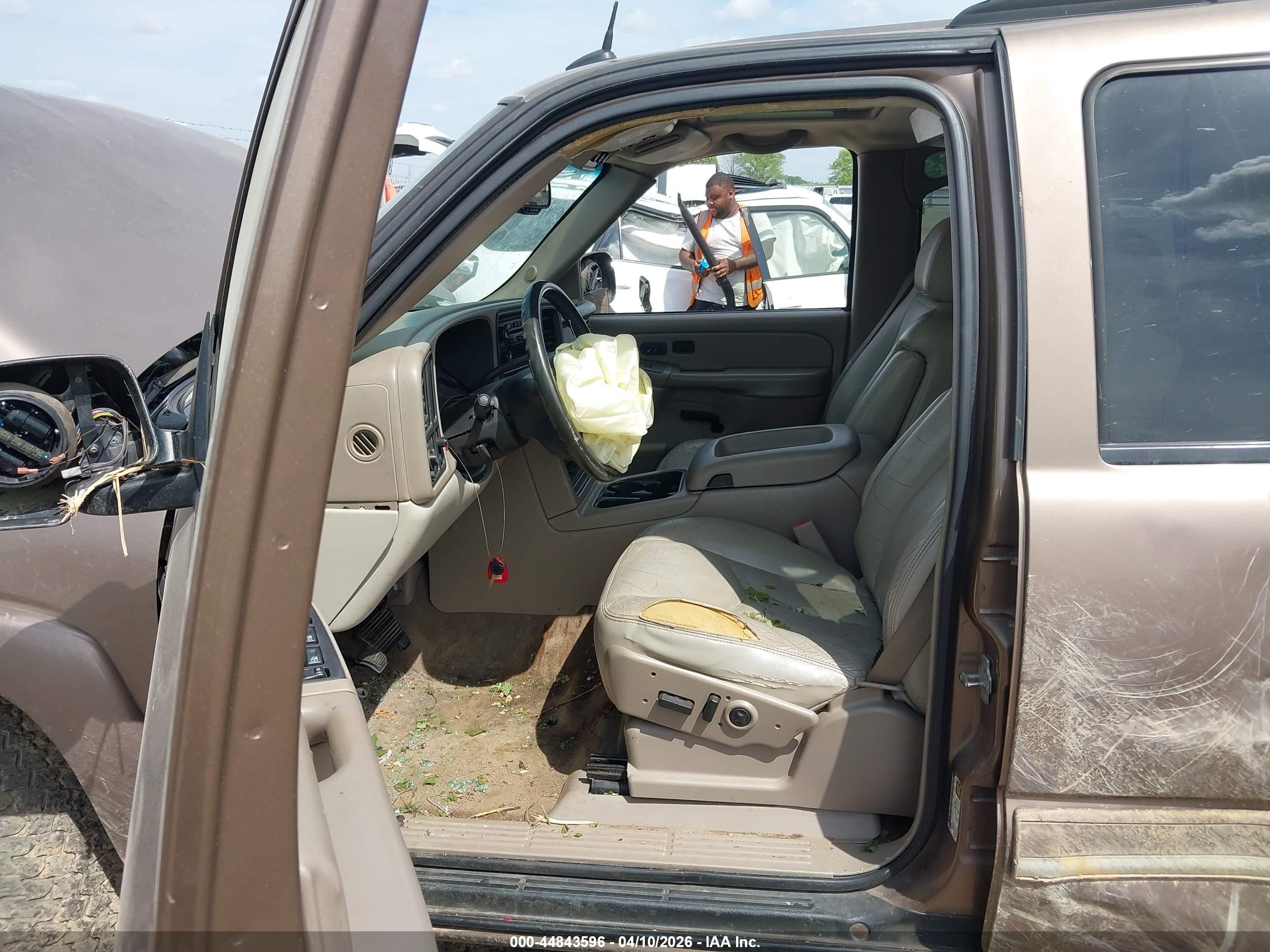2004 Chevrolet Tahoe Lt Gold vin: 1GNEC13Z14R298256