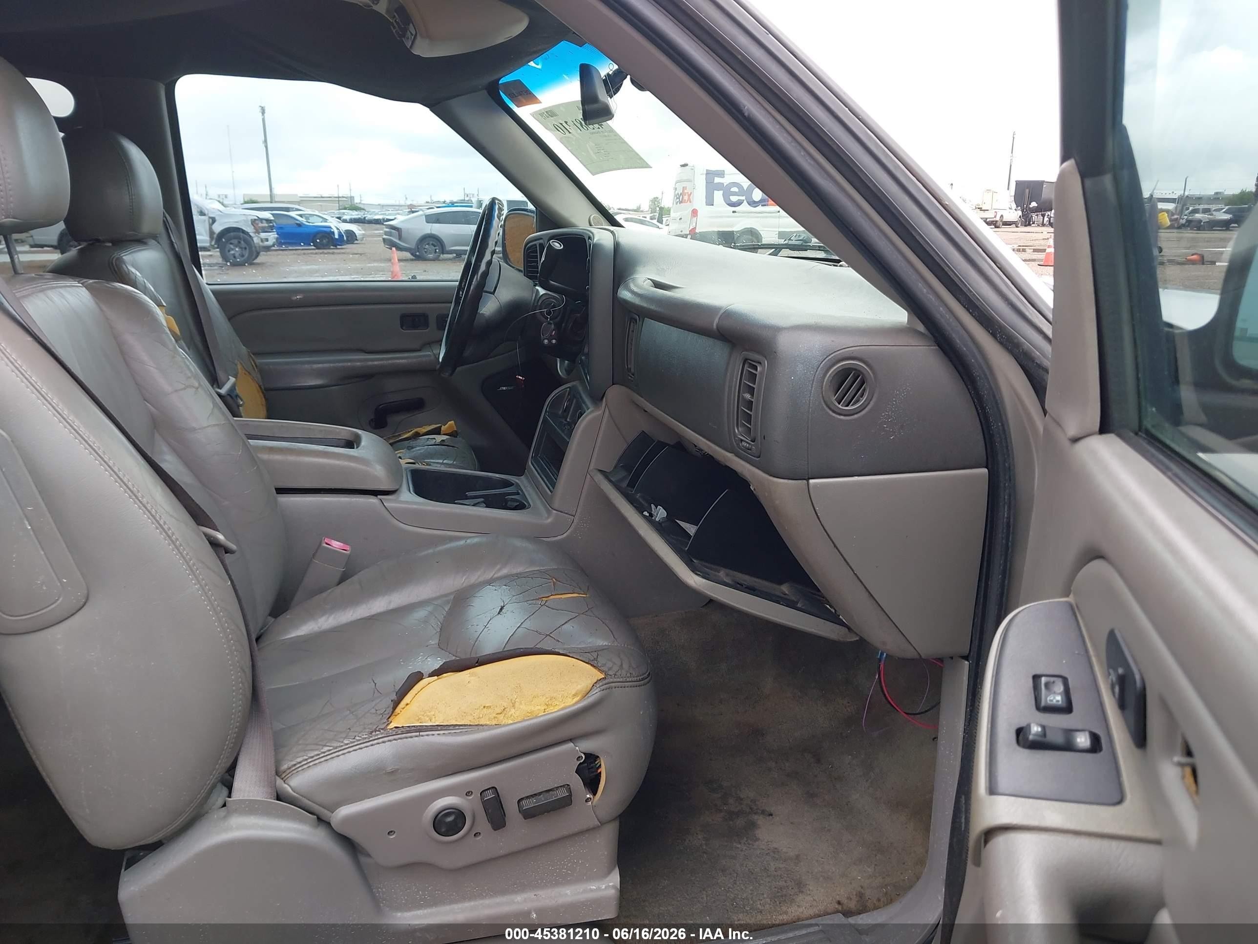 2004 Chevrolet Tahoe Lt Silver vin: 1GNEC13Z74R189719
