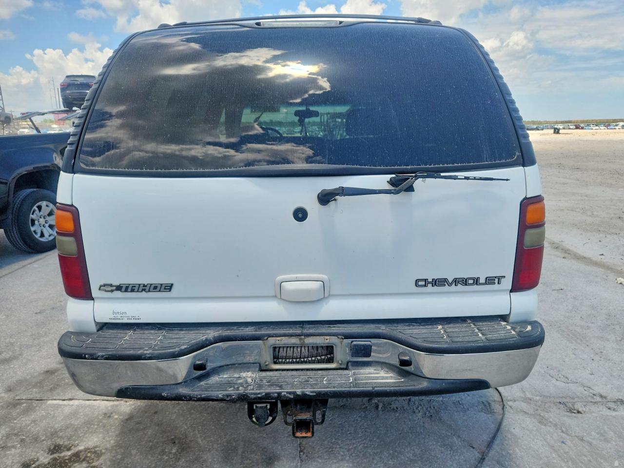 2002 Chevrolet Tahoe C1500 White vin: 1GNEC13Z82R325160