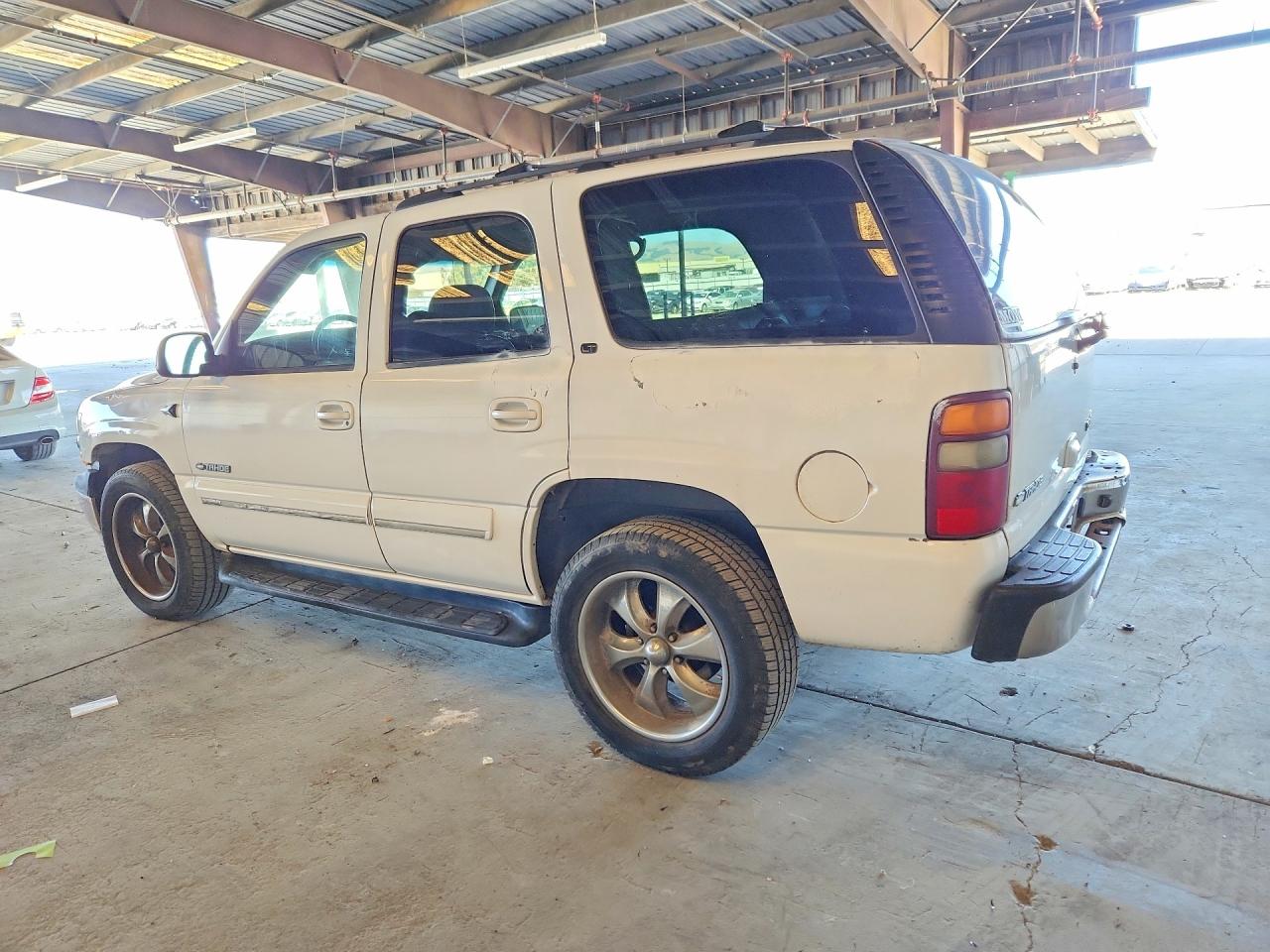 2002 Chevrolet Tahoe C1500 White vin: 1GNEC13Z92R235094