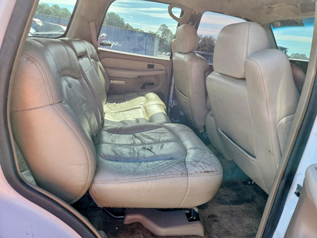 2002 Chevrolet Tahoe C1500 White vin: 1GNEC13ZX2R139068
