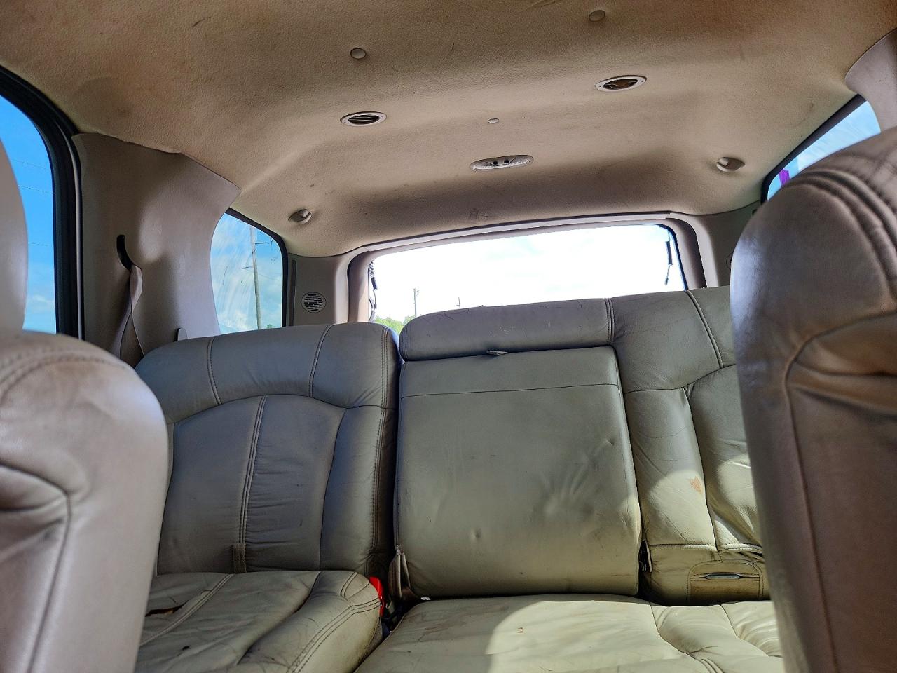 2002 Chevrolet Tahoe C1500 White vin: 1GNEC13ZX2R139068