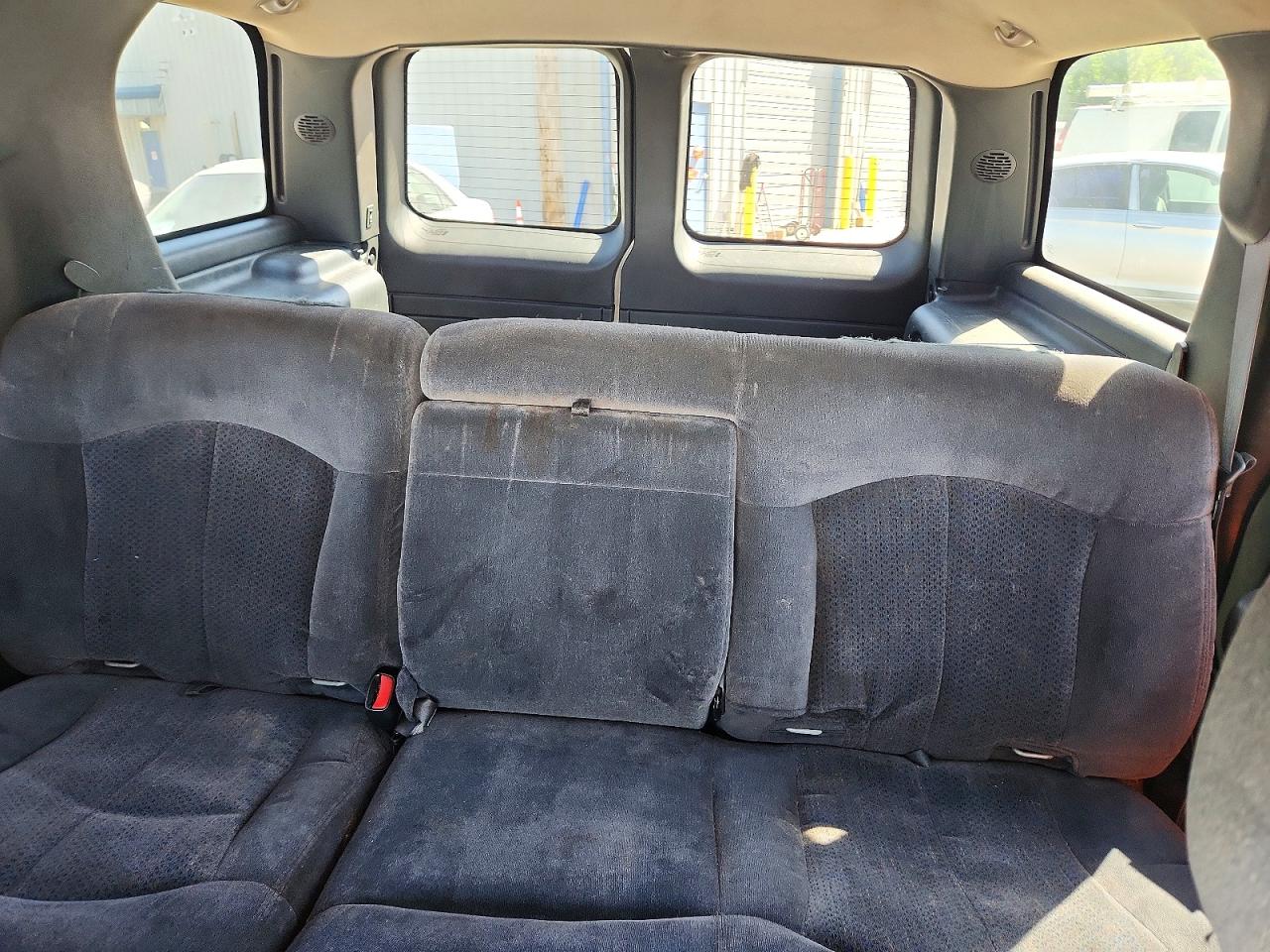 2002 Chevrolet Tahoe C1500 White vin: 1GNEC13ZX2R154444