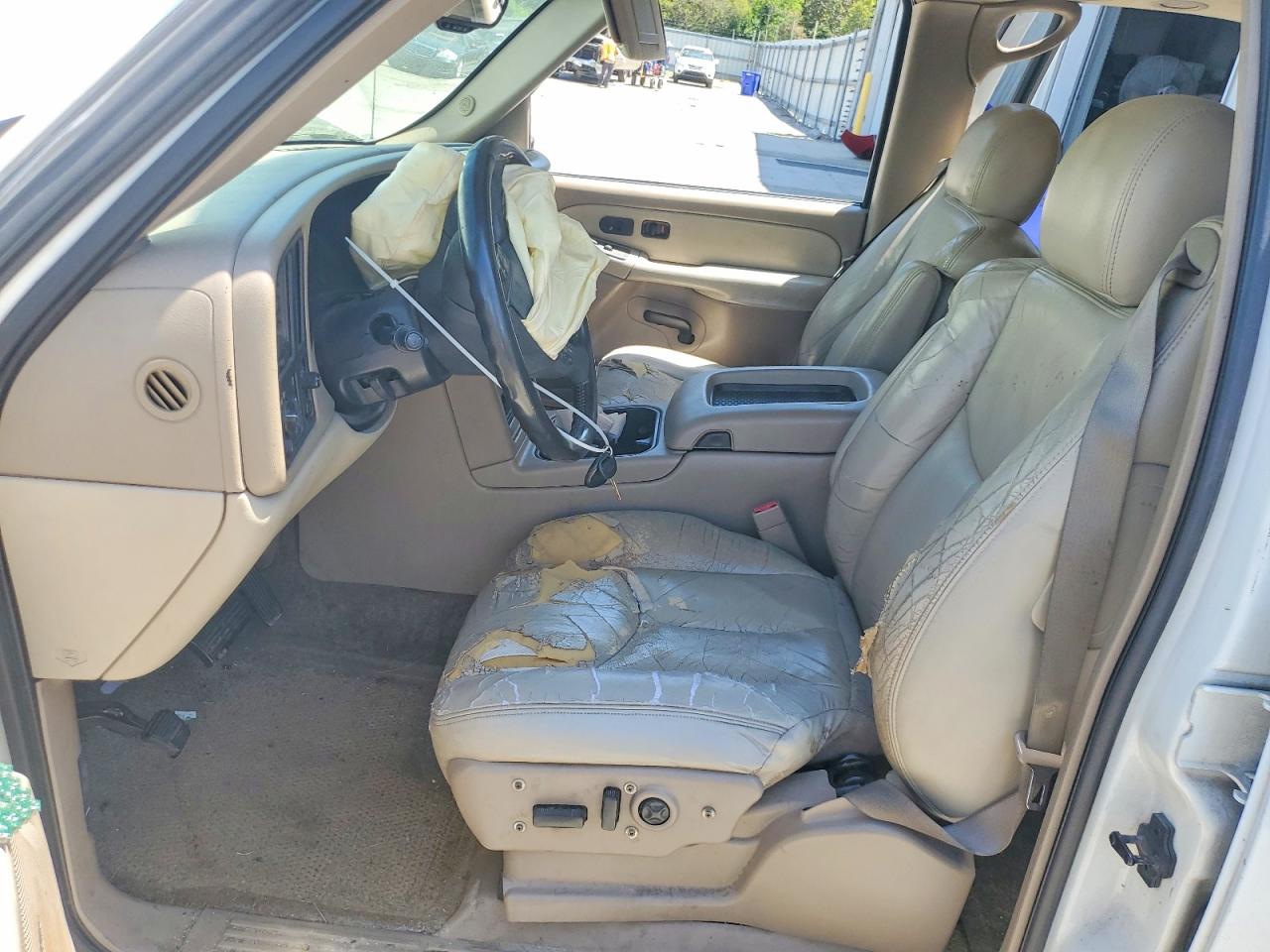 2003 Chevrolet Tahoe C1500 White vin: 1GNEC13ZX3J339352