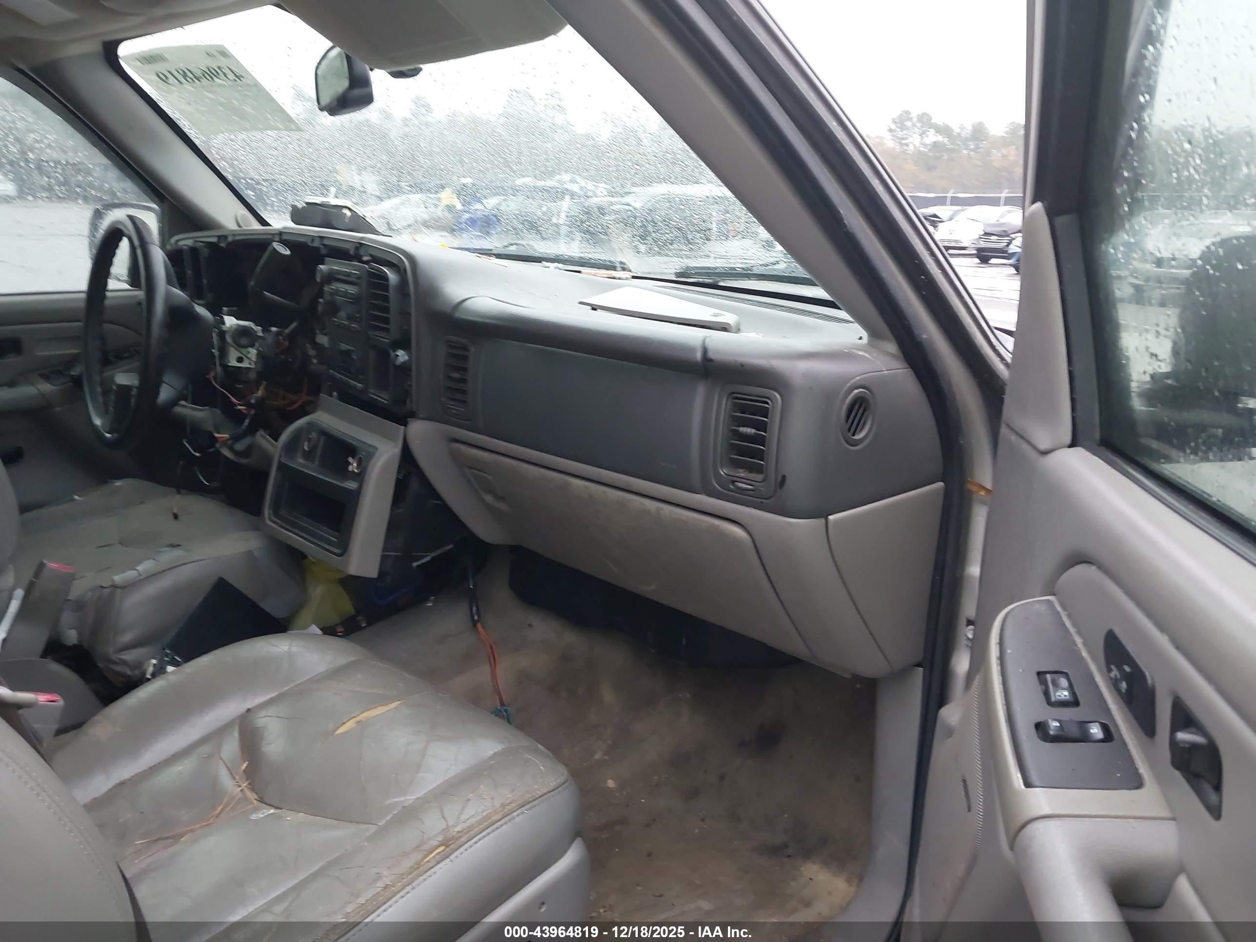2004 Chevrolet Tahoe Lt Серебряный vin: 1GNEC13ZX4J106251