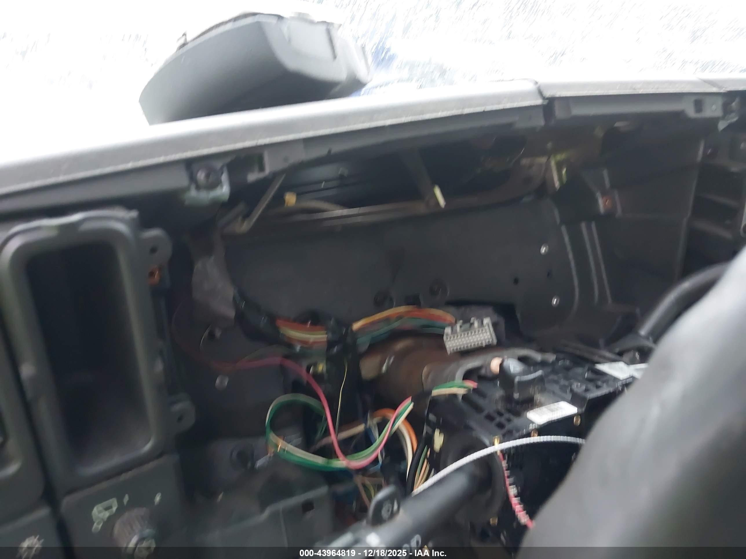 2004 Chevrolet Tahoe Lt Серебряный vin: 1GNEC13ZX4J106251