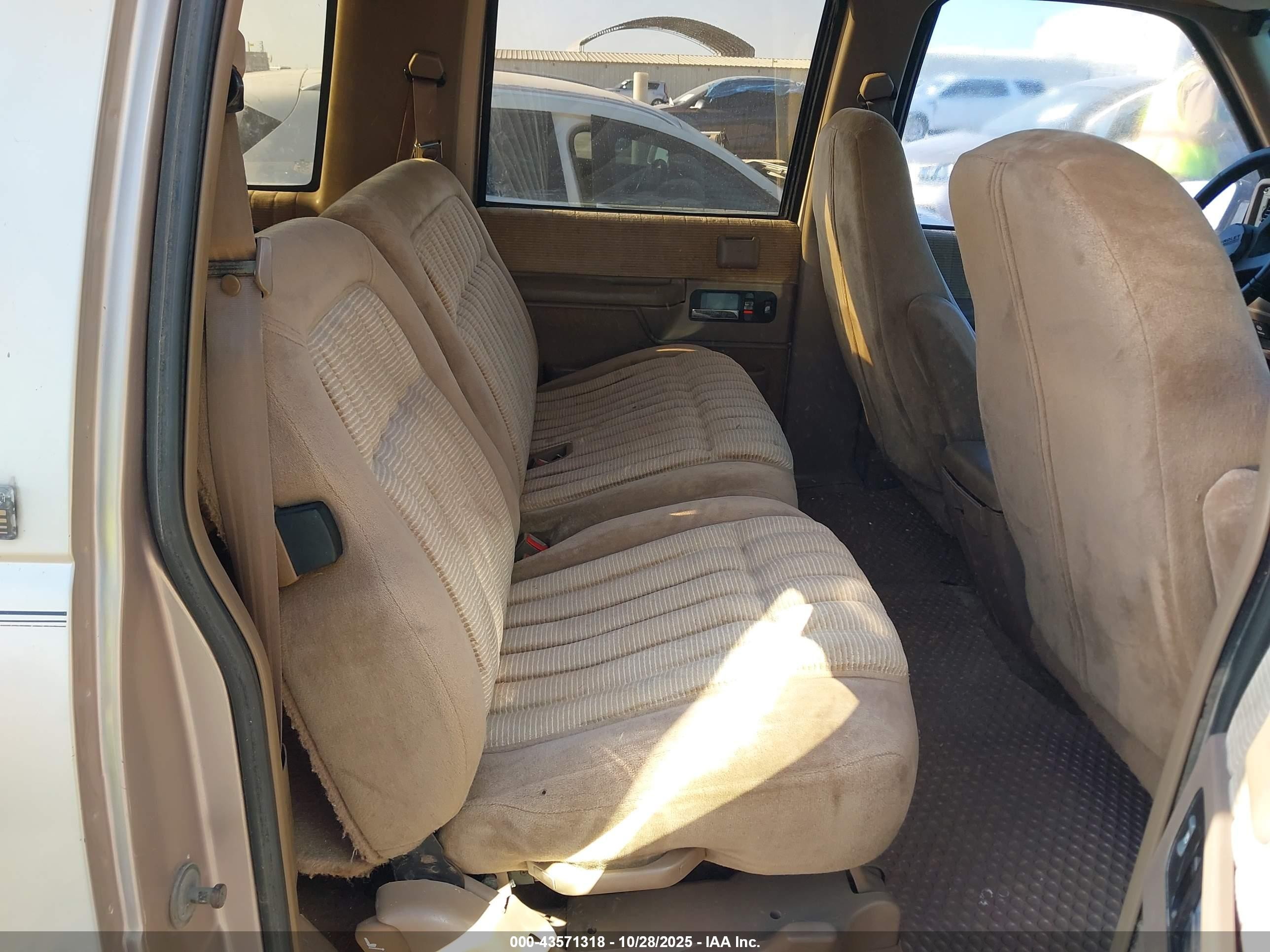 1992 Chevrolet Suburban C1500 Gold vin: 1GNEC16K2NJ357846
