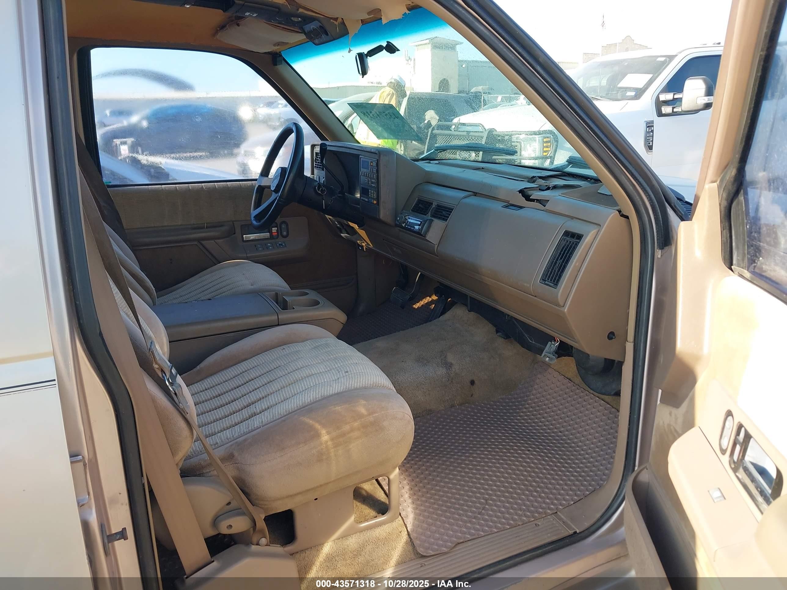 1992 Chevrolet Suburban C1500 Gold vin: 1GNEC16K2NJ357846