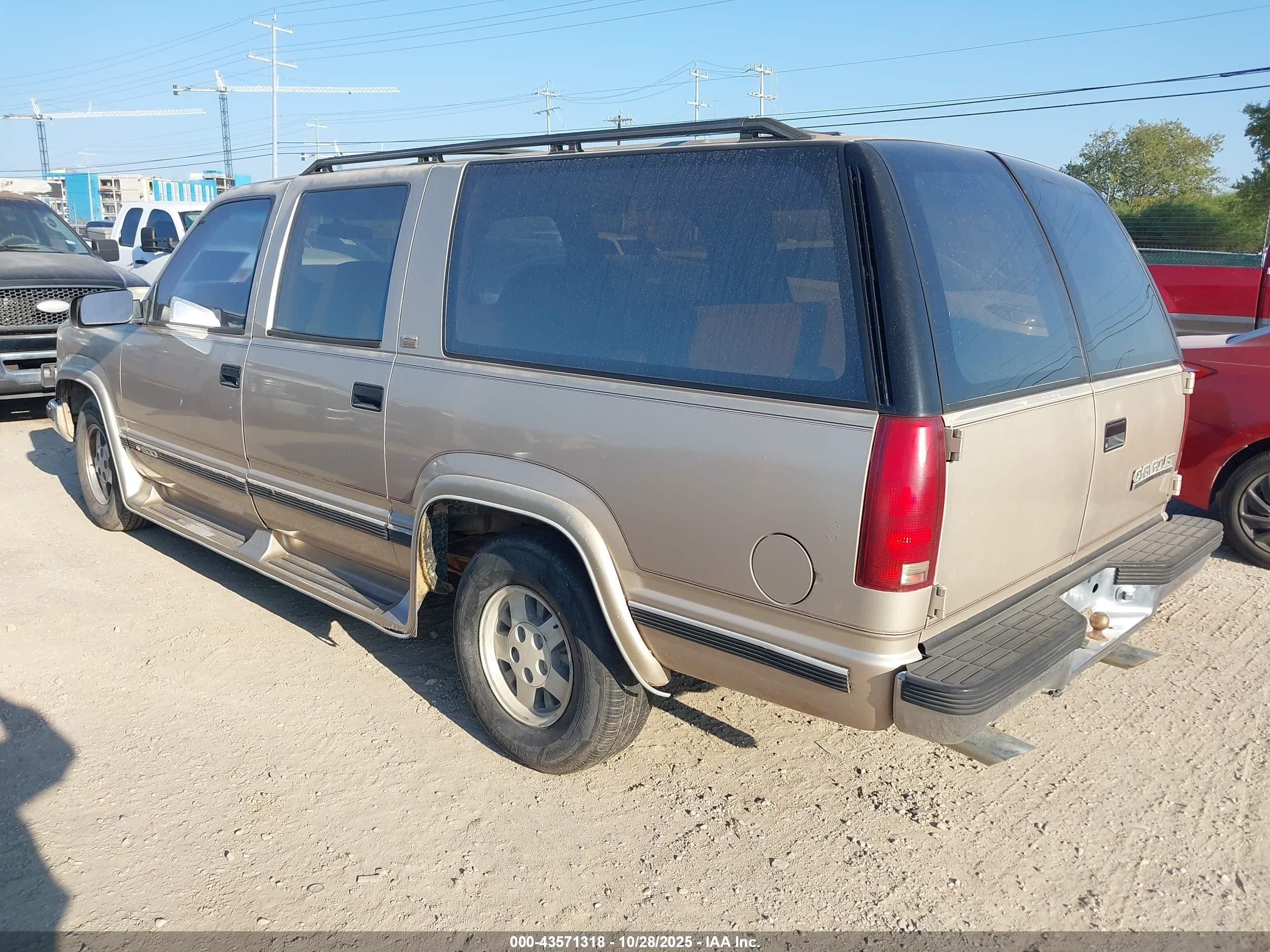 1992 Chevrolet Suburban C1500 Gold vin: 1GNEC16K2NJ357846
