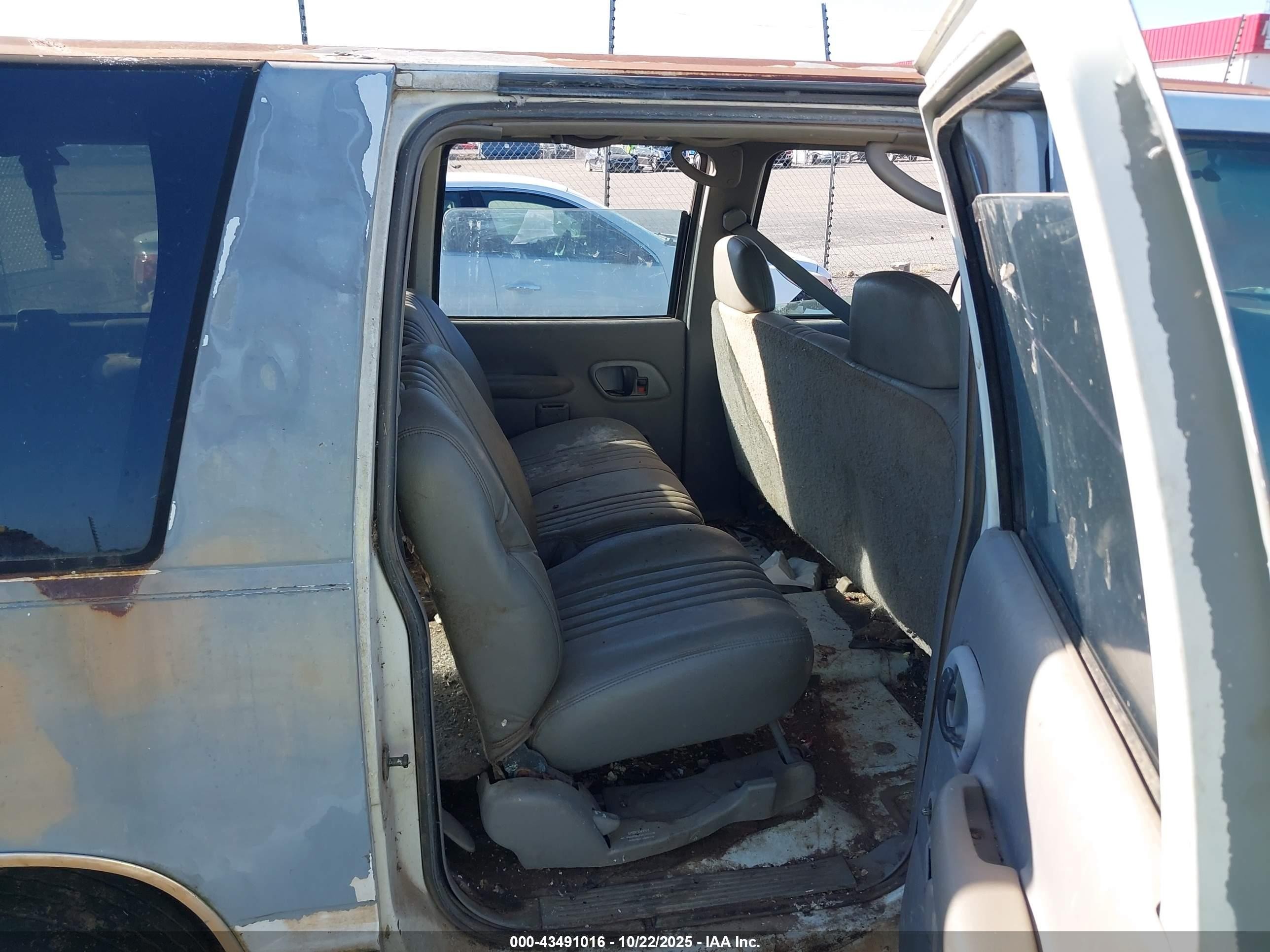 1995 Chevrolet Suburban C1500 Белый vin: 1GNEC16K2SJ334532
