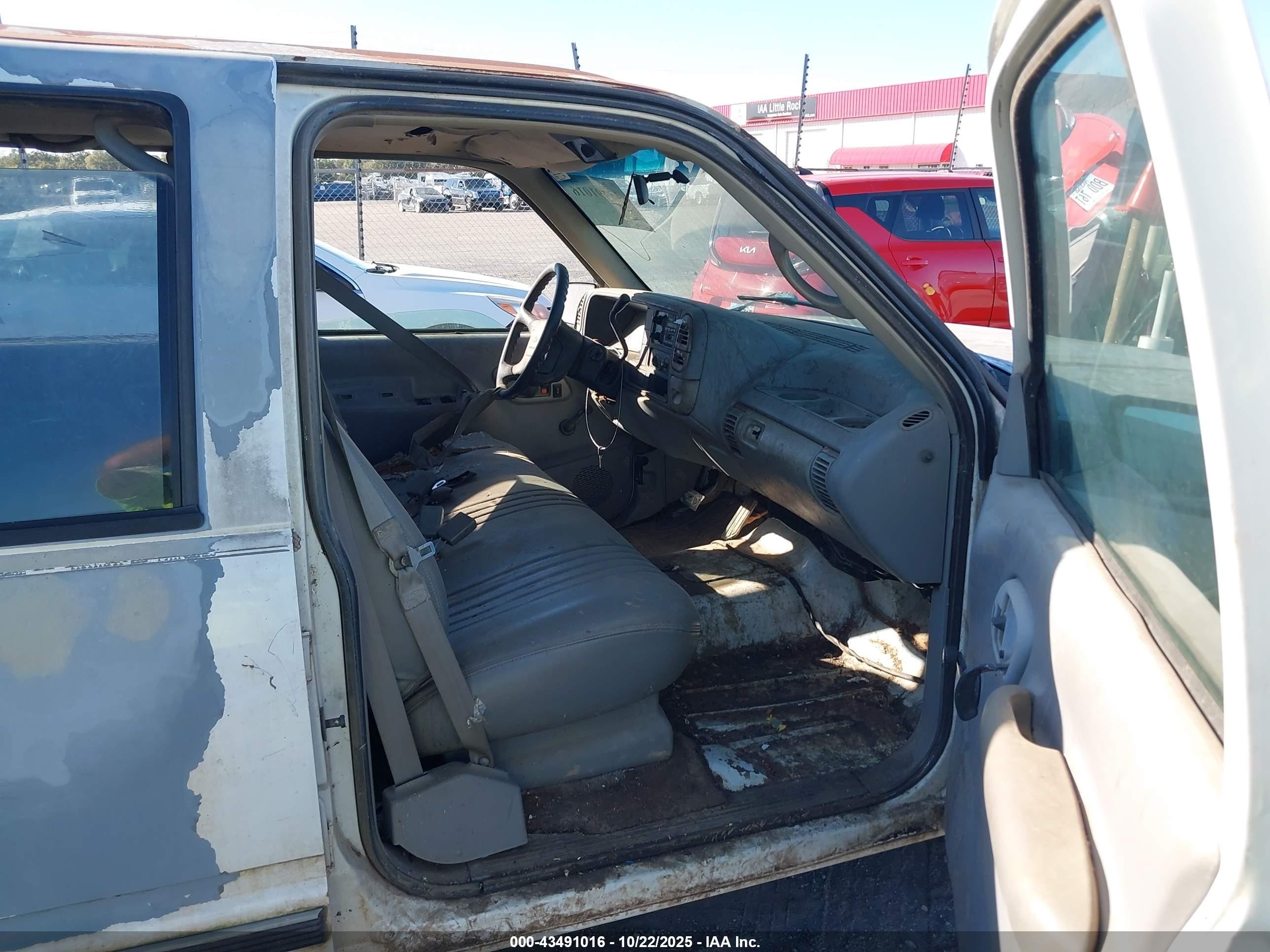 1995 Chevrolet Suburban C1500 Белый vin: 1GNEC16K2SJ334532