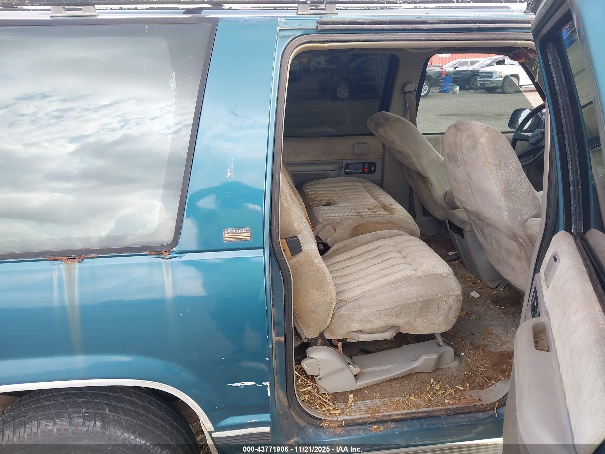 1993 Chevrolet Suburban C1500 Green vin: 1GNEC16K4PJ320252