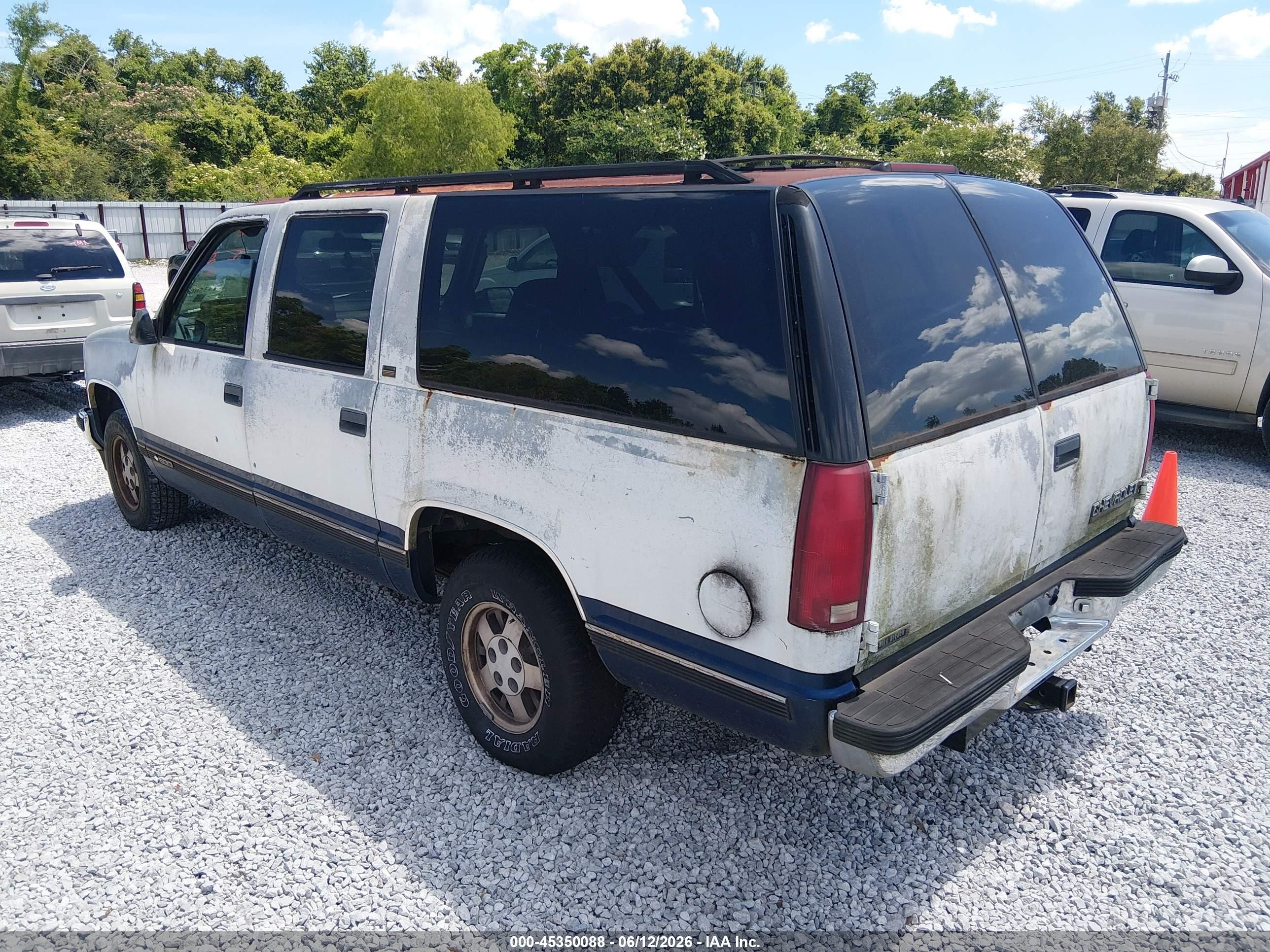1994 Chevrolet Suburban C1500 White vin: 1GNEC16K4RJ404705