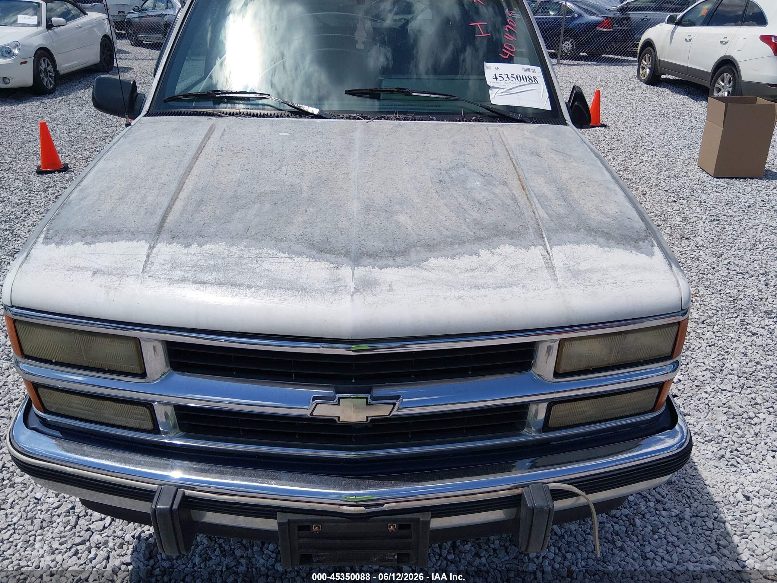 1994 Chevrolet Suburban C1500 White vin: 1GNEC16K4RJ404705