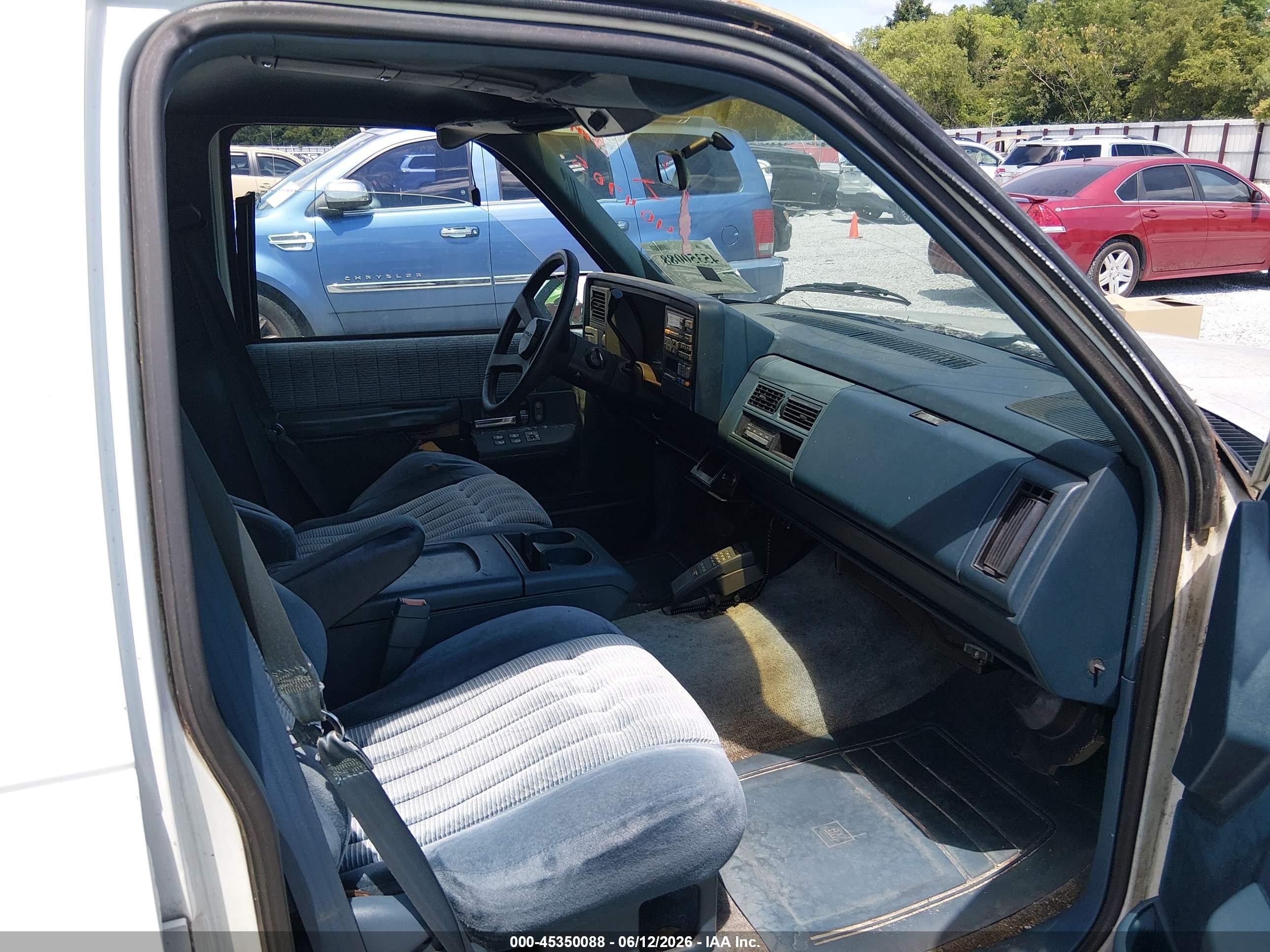 1994 Chevrolet Suburban C1500 White vin: 1GNEC16K4RJ404705