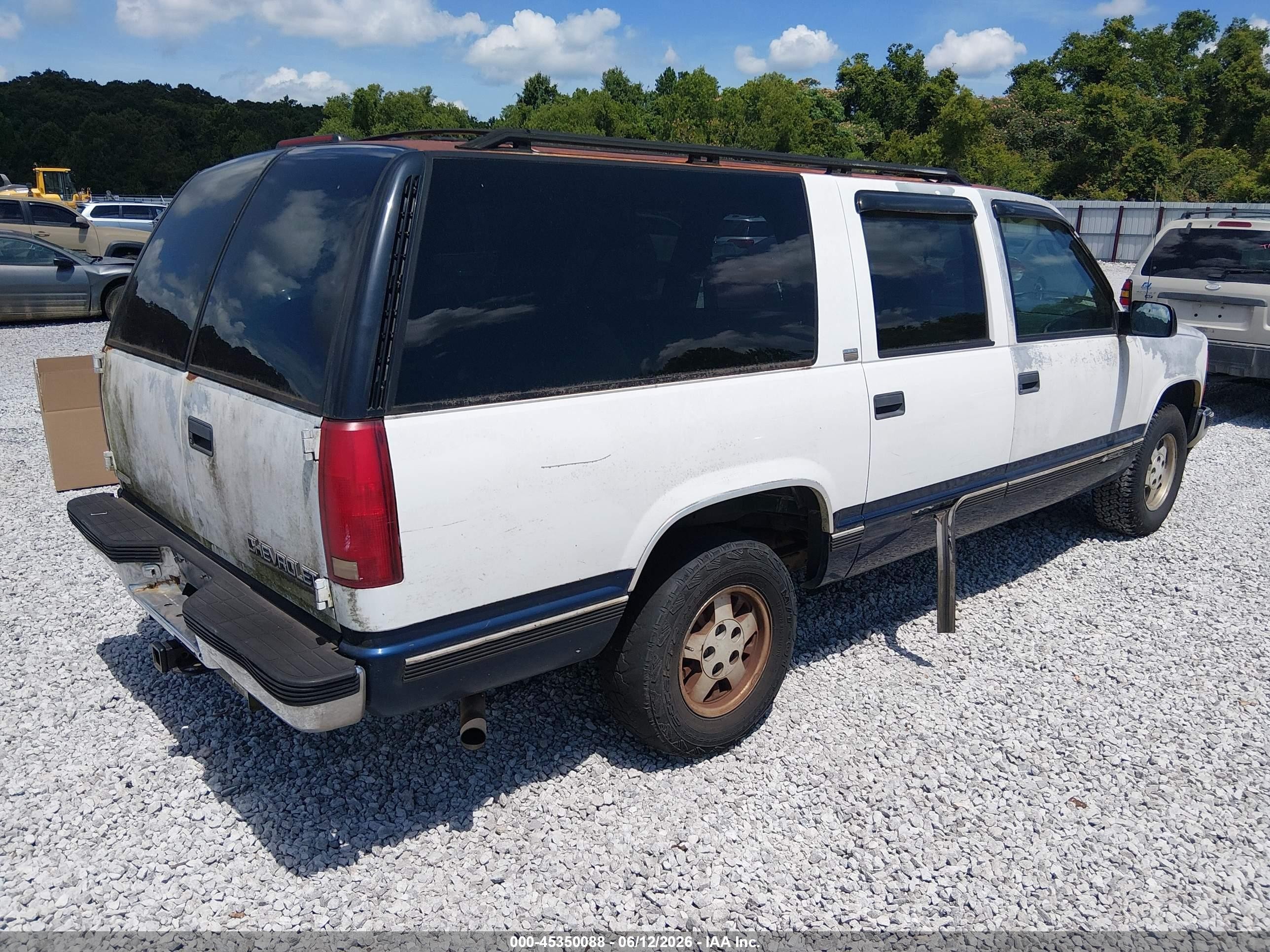 1994 Chevrolet Suburban C1500 White vin: 1GNEC16K4RJ404705