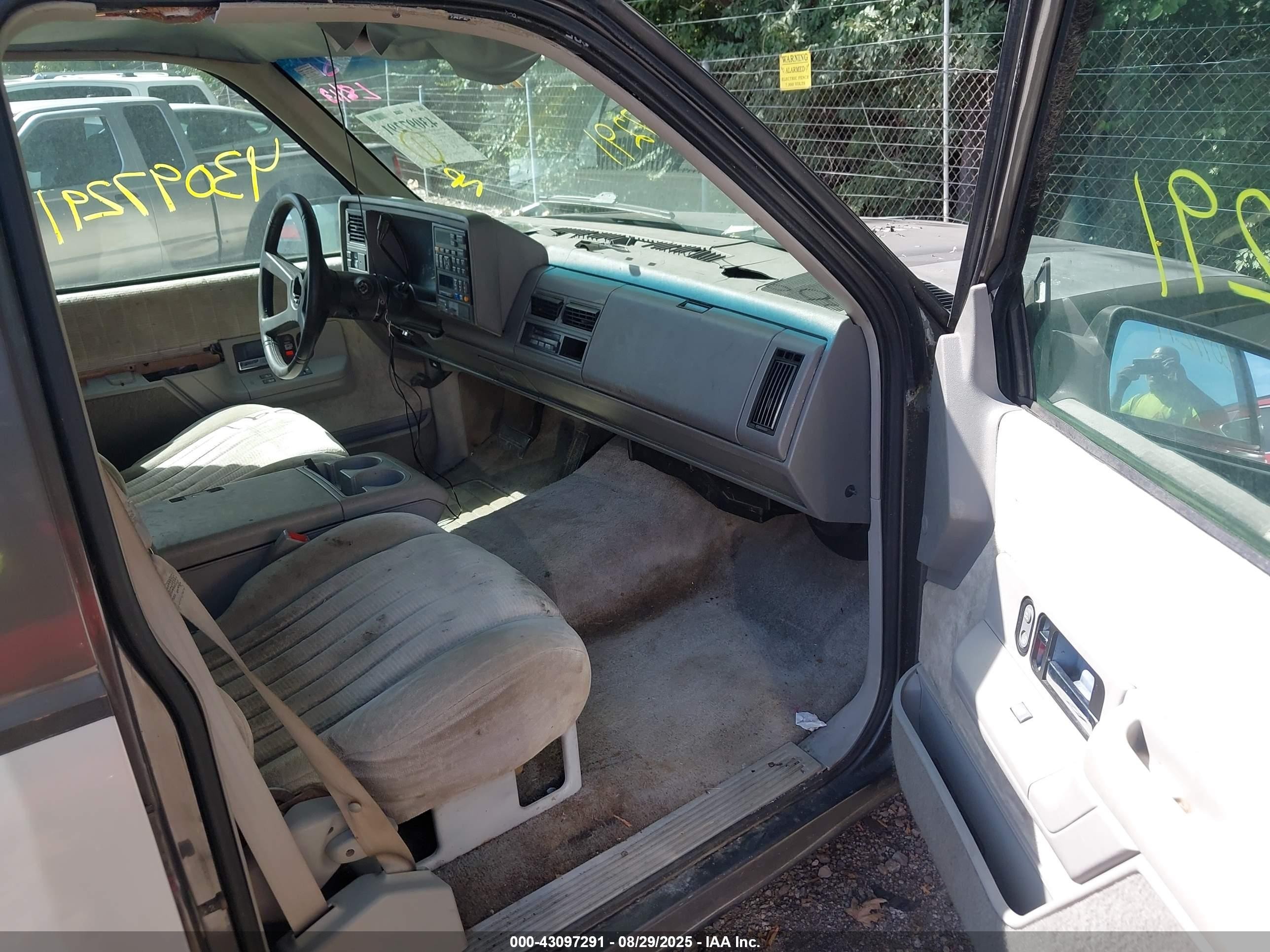 1993 Chevrolet Suburban C1500 Silver vin: 1GNEC16K6PJ375804