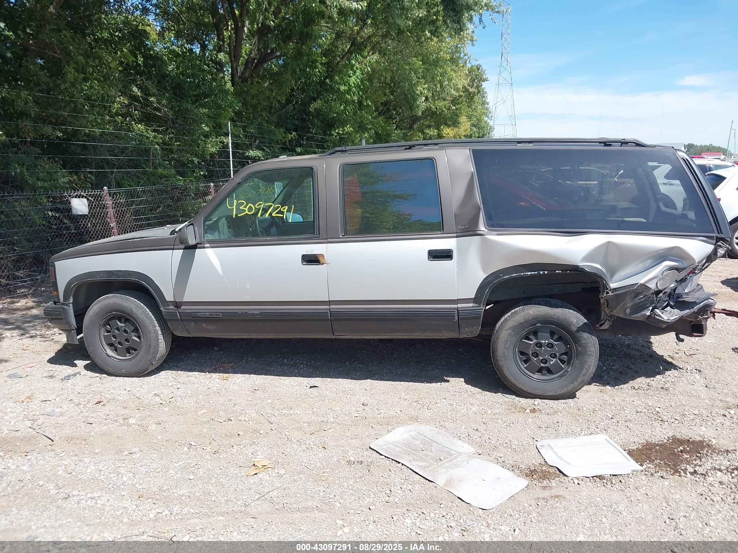 1993 Chevrolet Suburban C1500 Silver vin: 1GNEC16K6PJ375804