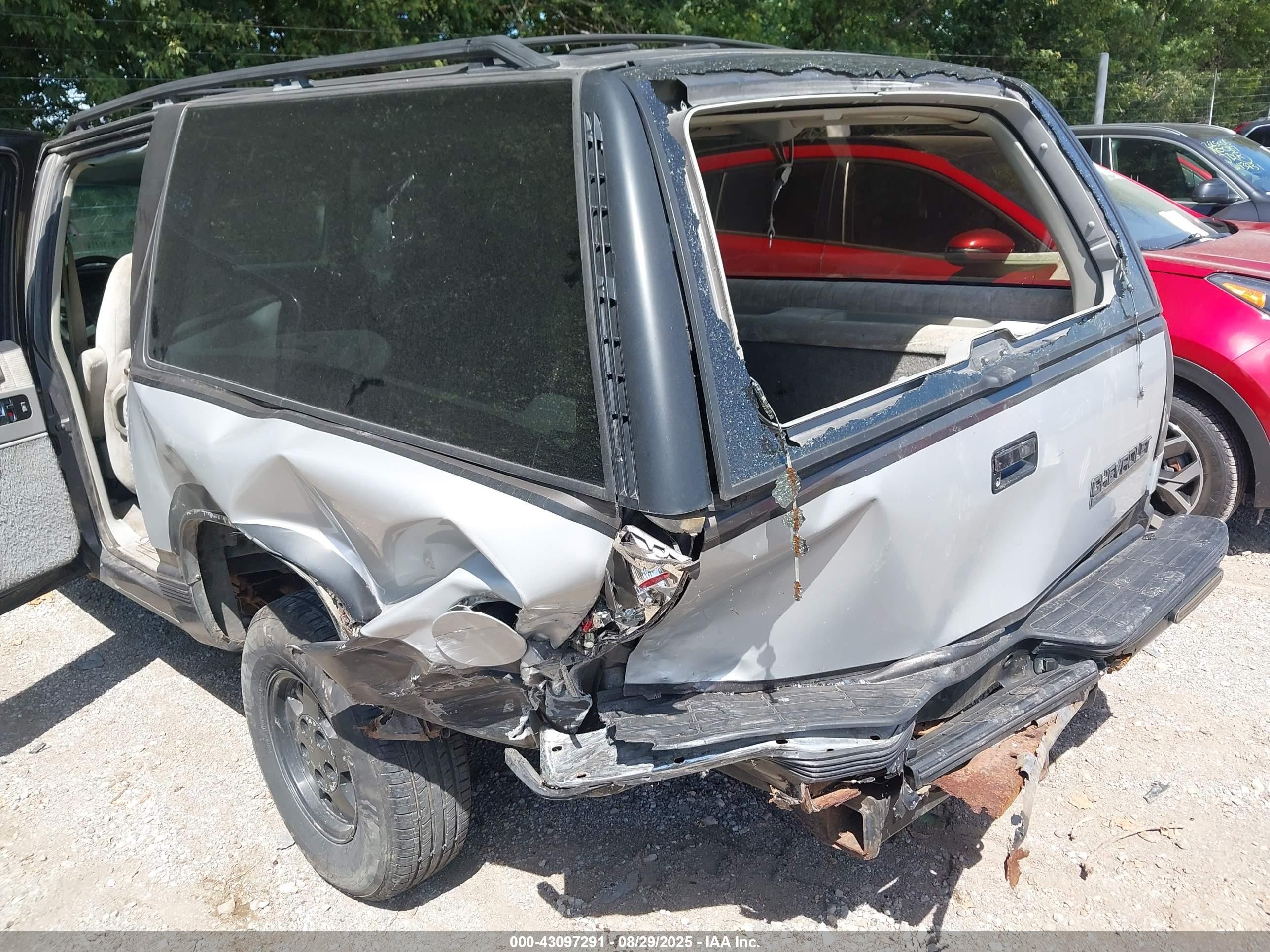 1993 Chevrolet Suburban C1500 Silver vin: 1GNEC16K6PJ375804