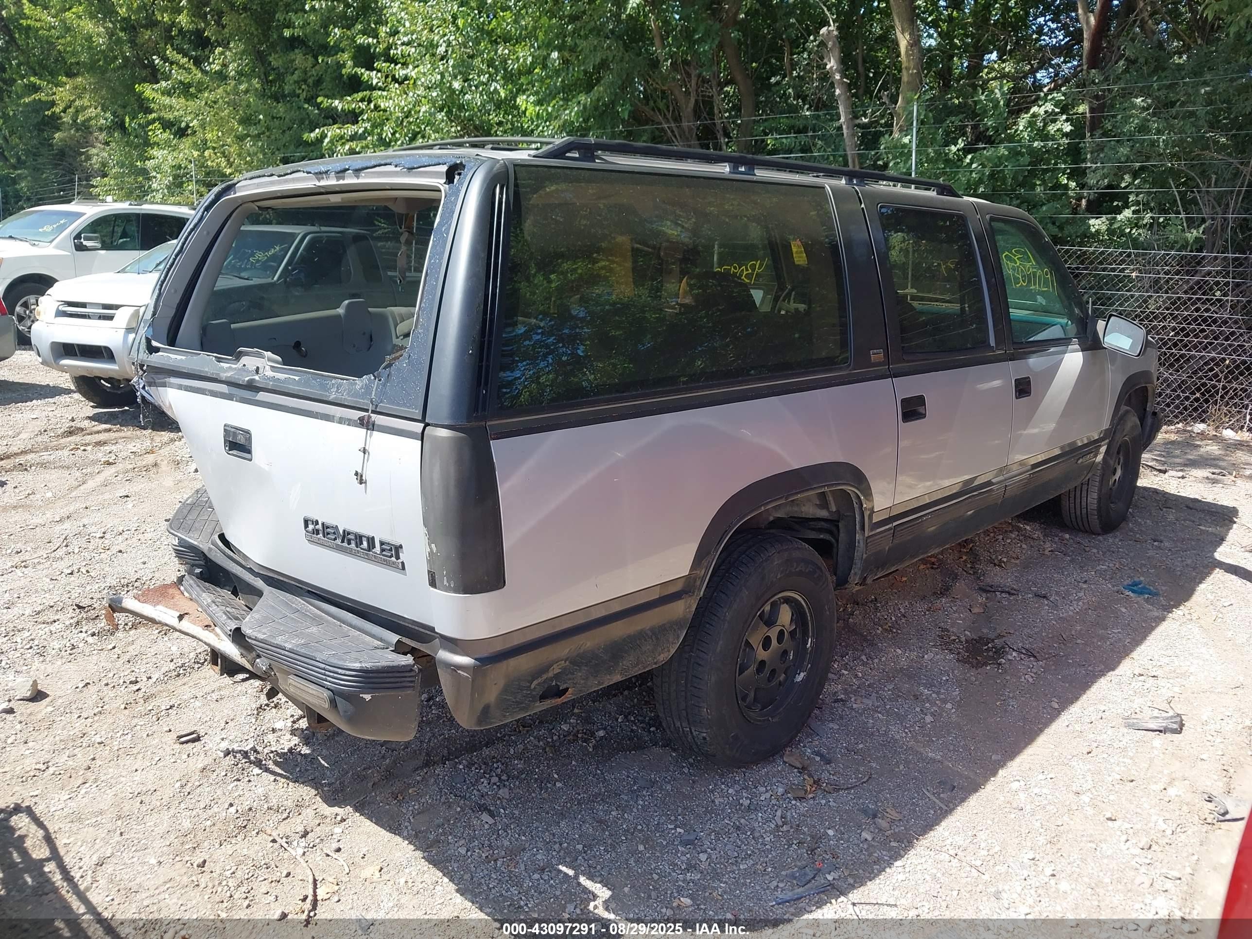 1993 Chevrolet Suburban C1500 Silver vin: 1GNEC16K6PJ375804
