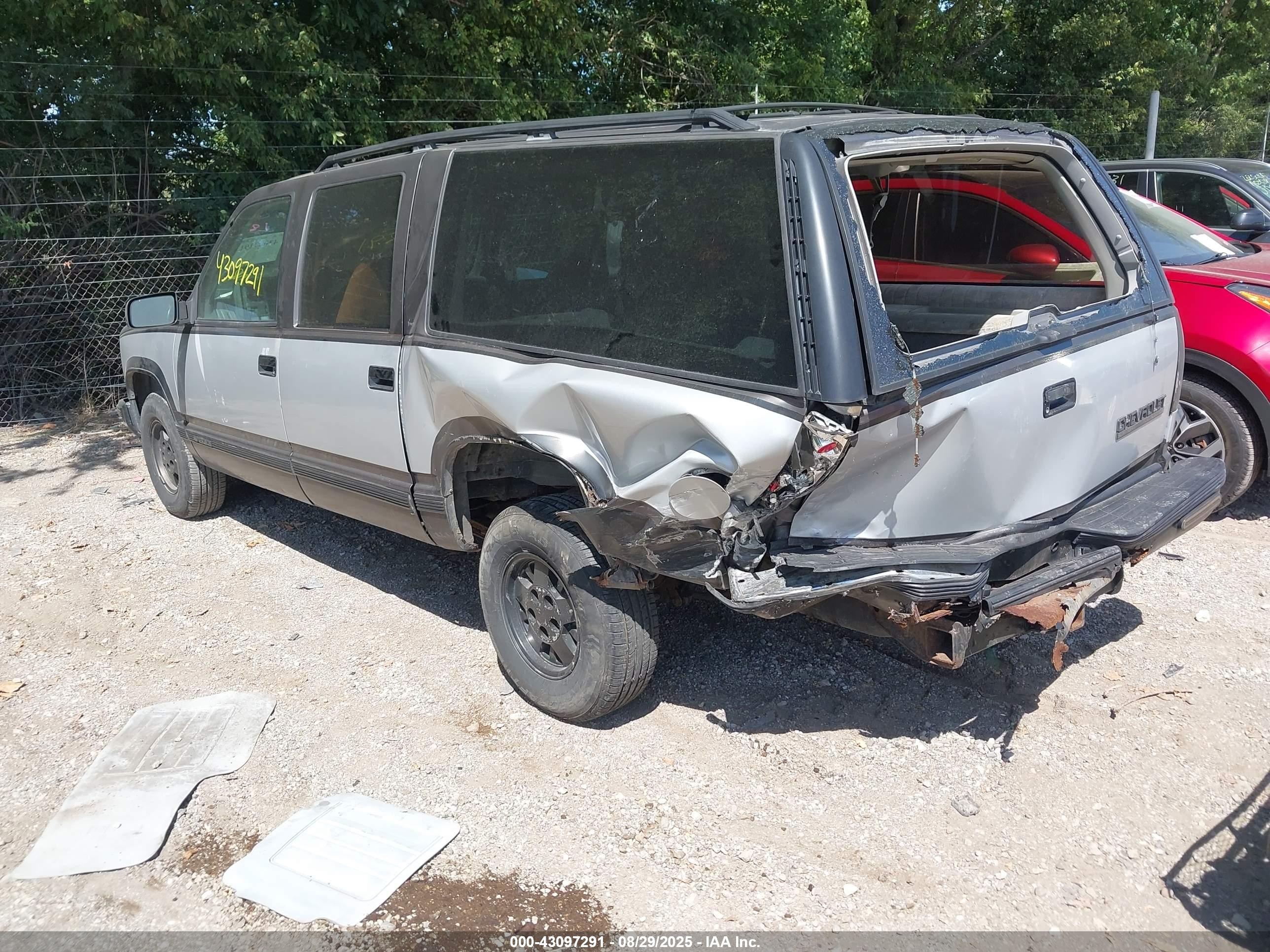 1993 Chevrolet Suburban C1500 Silver vin: 1GNEC16K6PJ375804