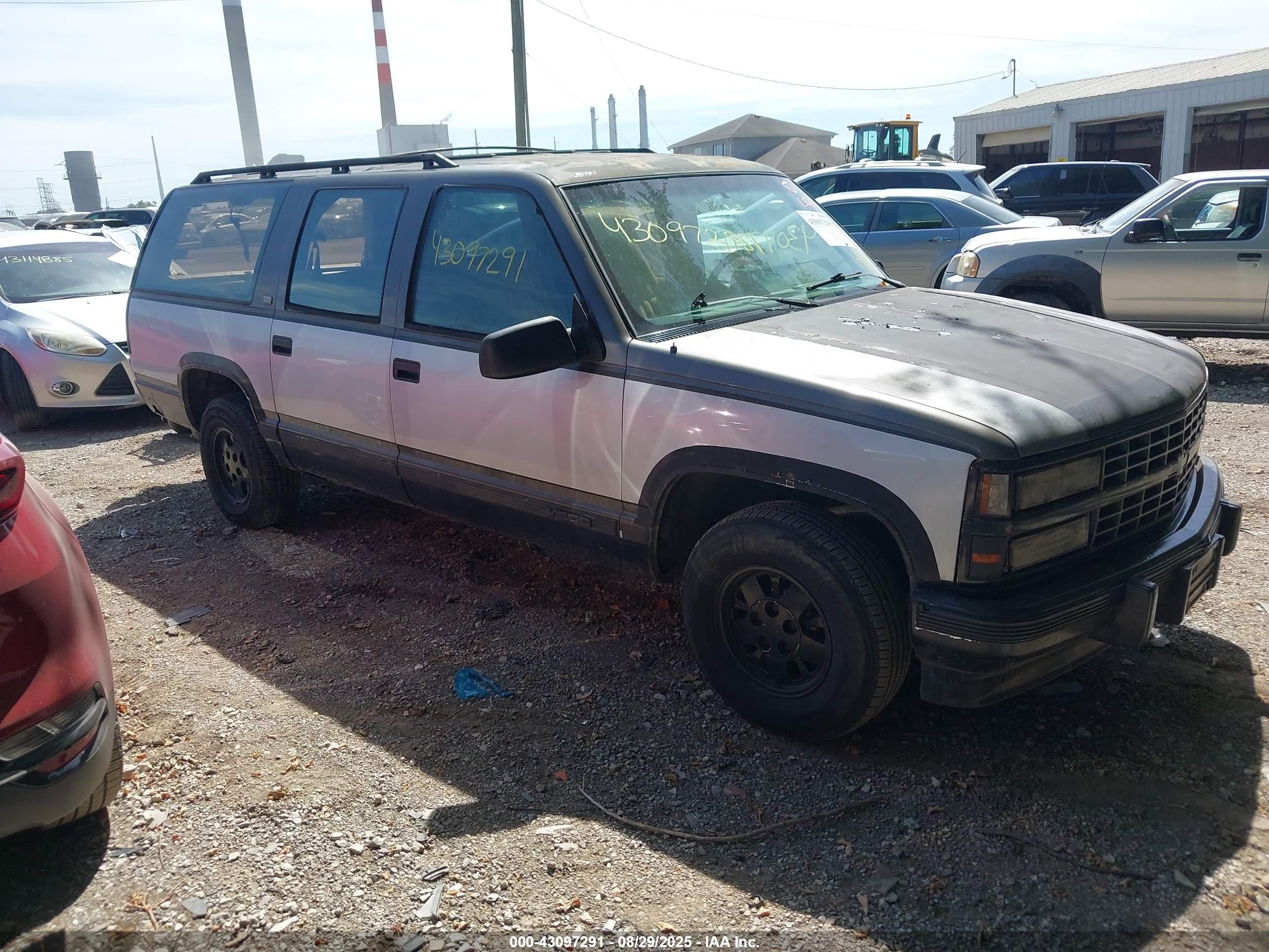 1993 Chevrolet Suburban C1500 Silver vin: 1GNEC16K6PJ375804