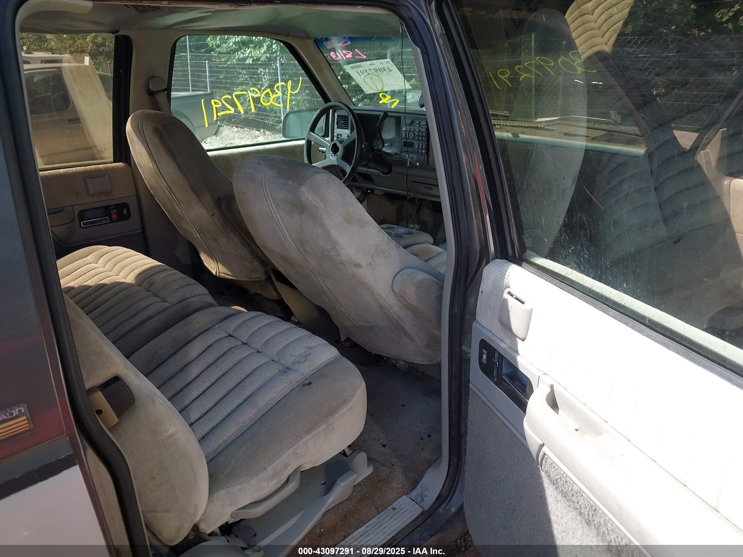 1993 Chevrolet Suburban C1500 Silver vin: 1GNEC16K6PJ375804