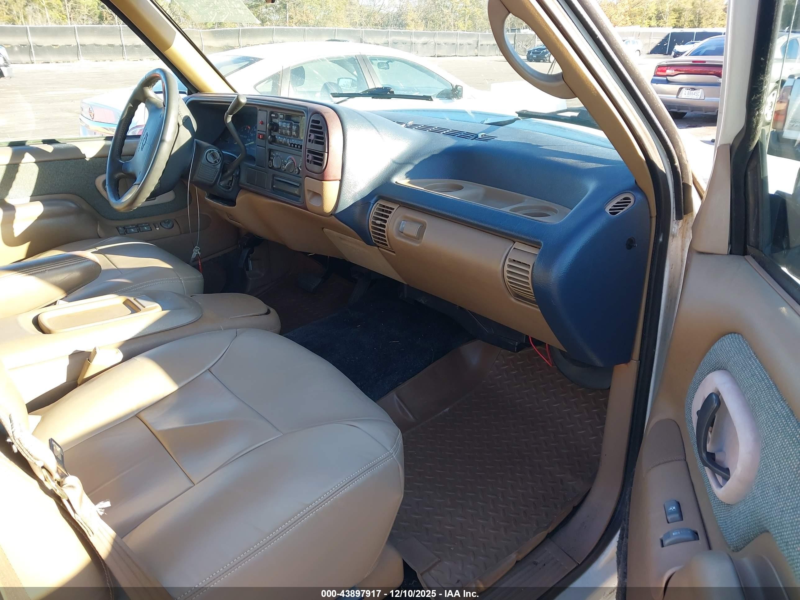 1995 Chevrolet Suburban C1500 Белый vin: 1GNEC16K6SJ300920